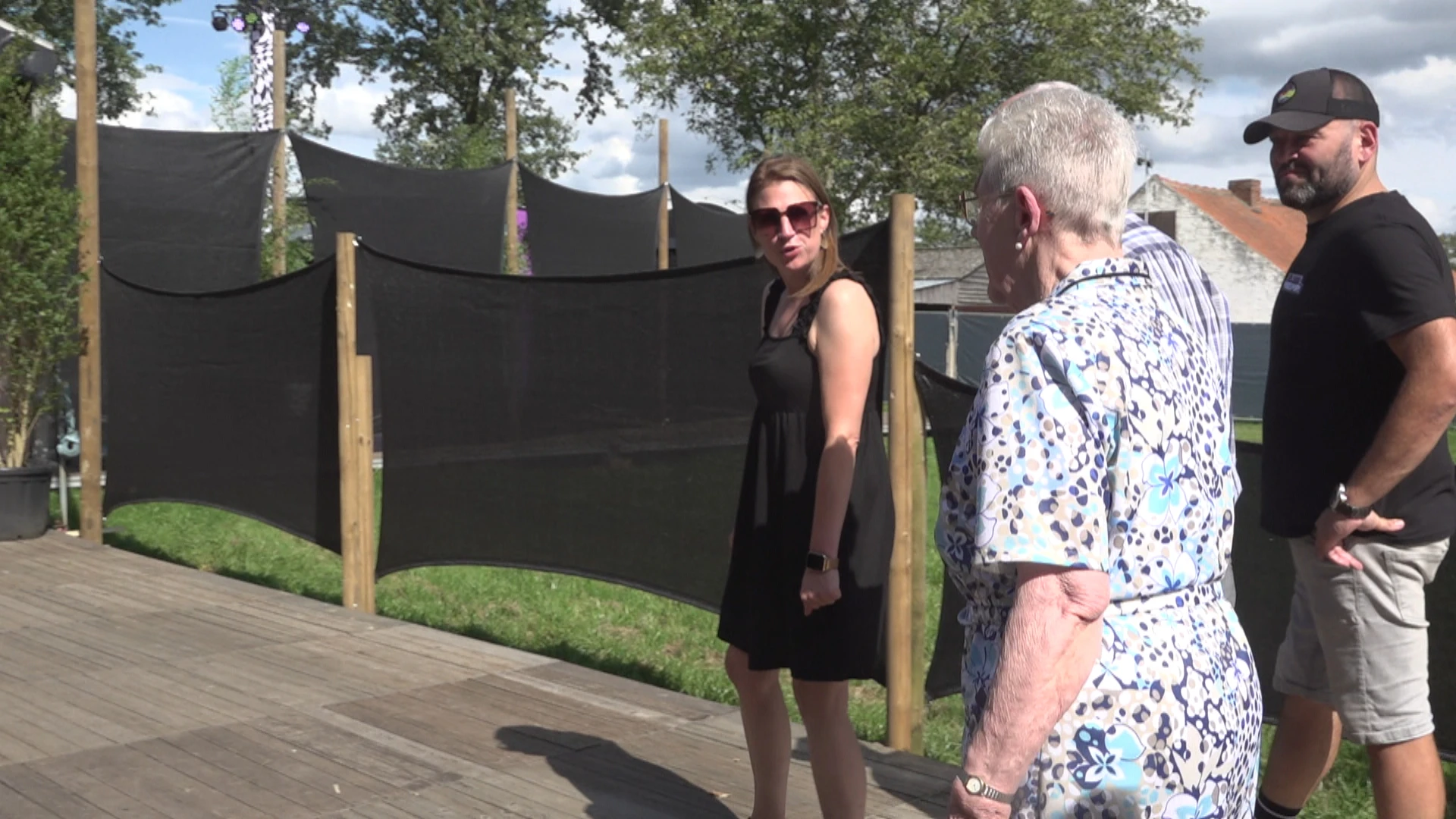 Buurtbewoners Alice (89) en Alfons (91) genieten van persoonlijke rondleiding op Pukkelpop
