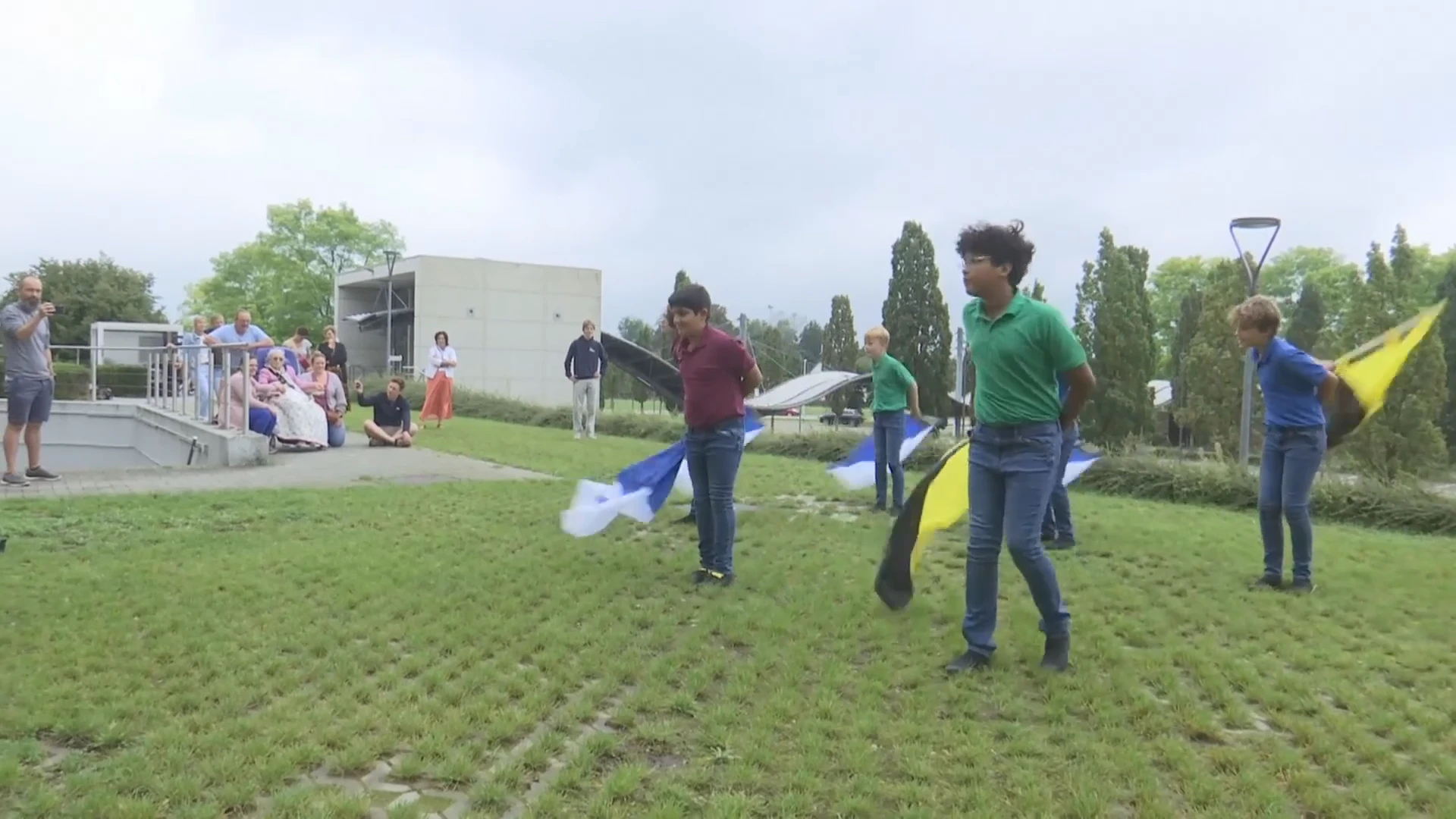 Vlaggendansgroep Symbolica uit Genk vervult laatste wens van 87-jarige Josefina