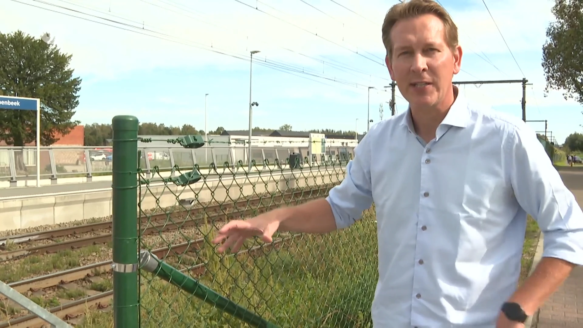 Infrabel plaatst hekwerk naast spoor station Diepenbeek om spoorlopen tegen te gaan.