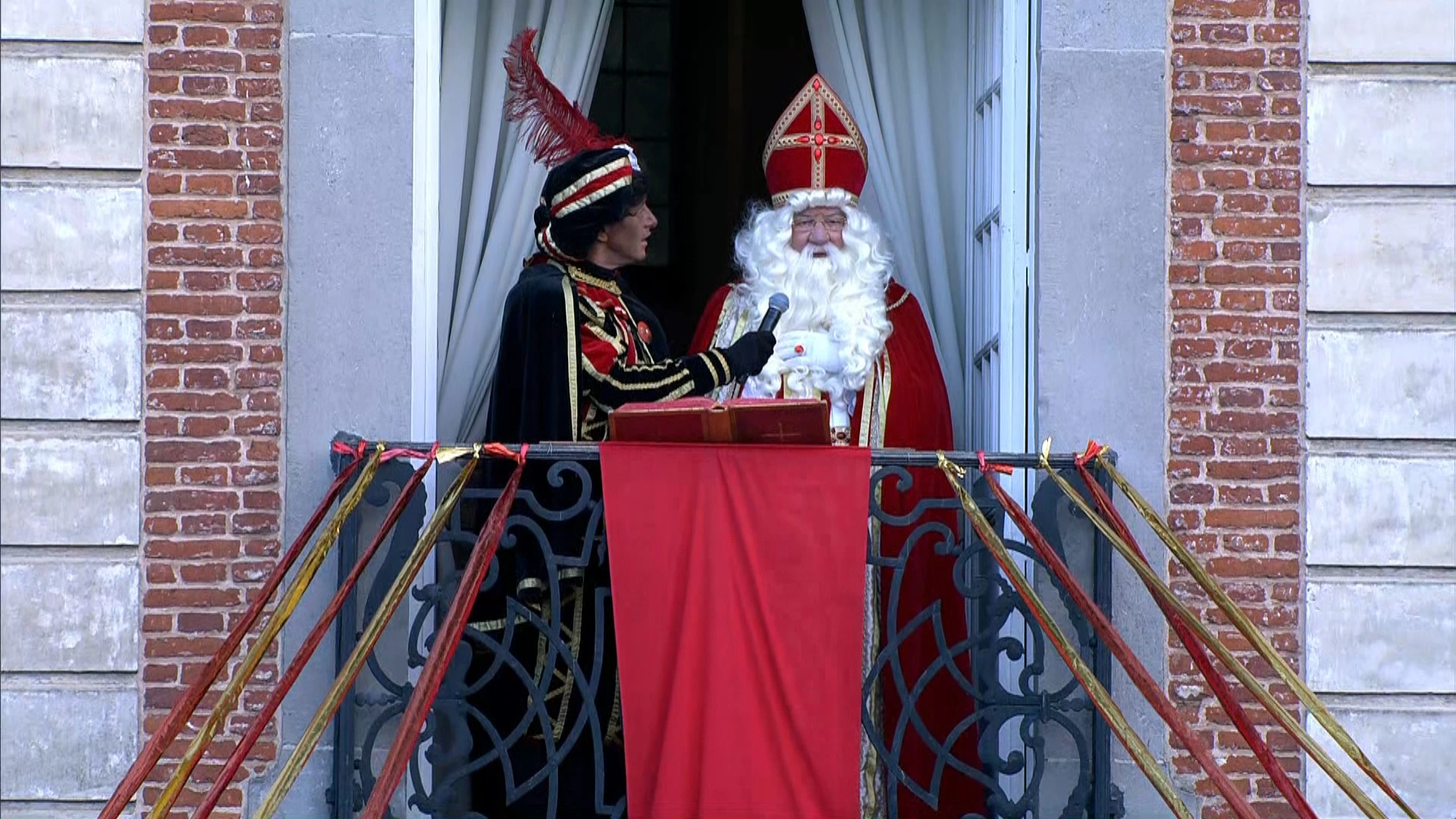 Sint ontvangt de sleutels van het Sintpaleis