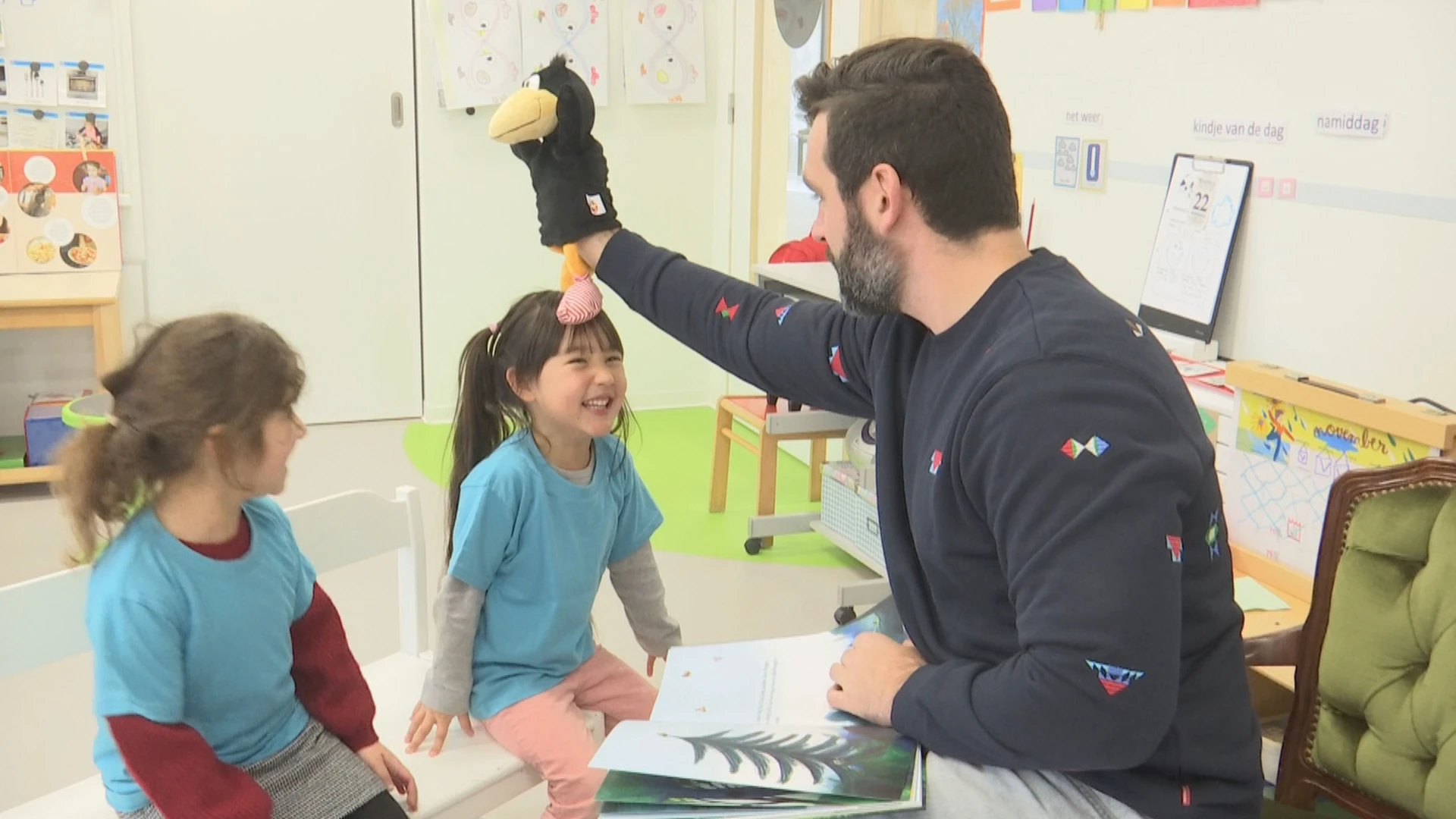 Metejoor komt voorlezen in de klas in Heusden-Zolder