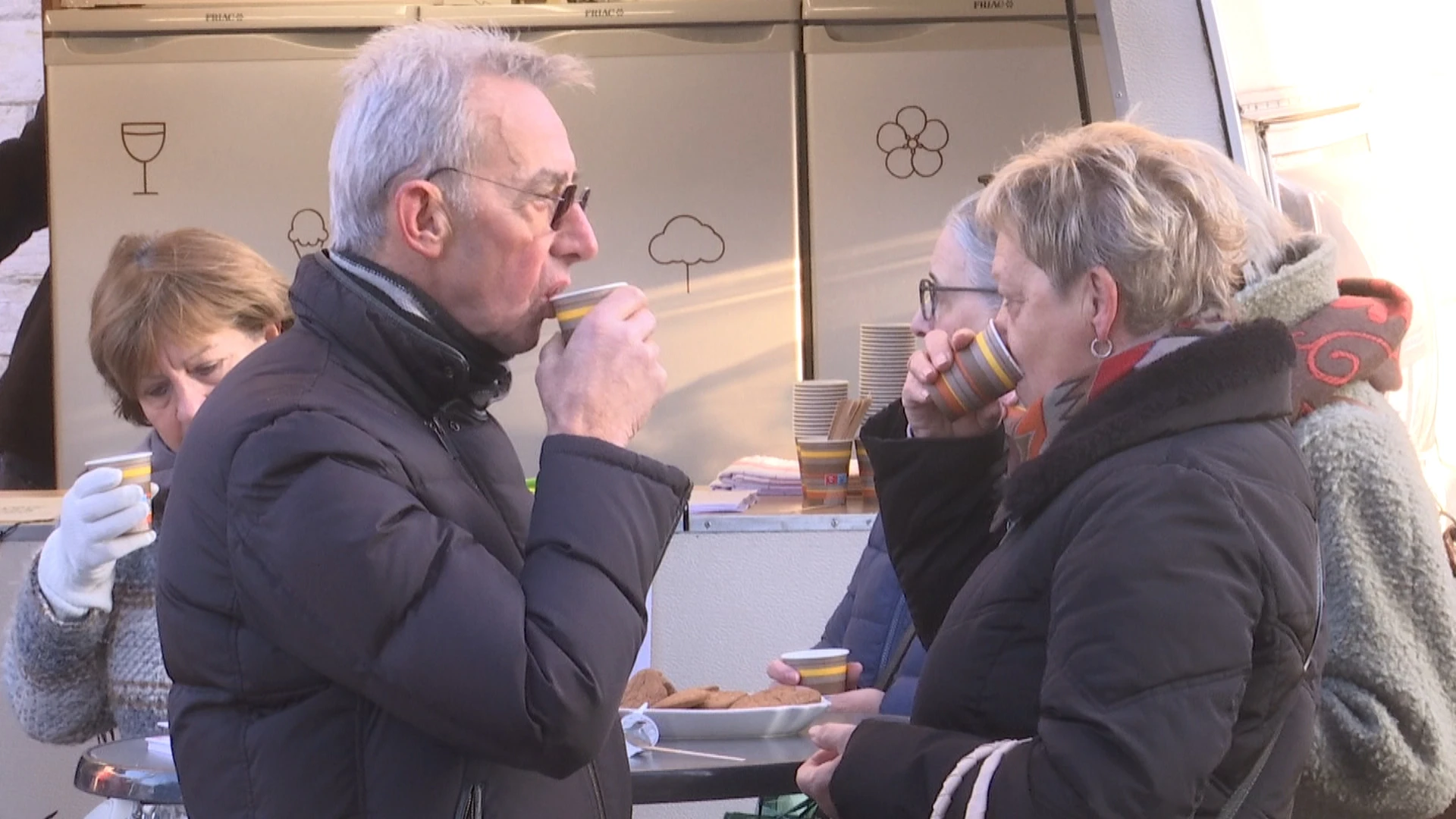 Een kopje koffie op de markt in Sint-Truiden tegen eenzaamheid