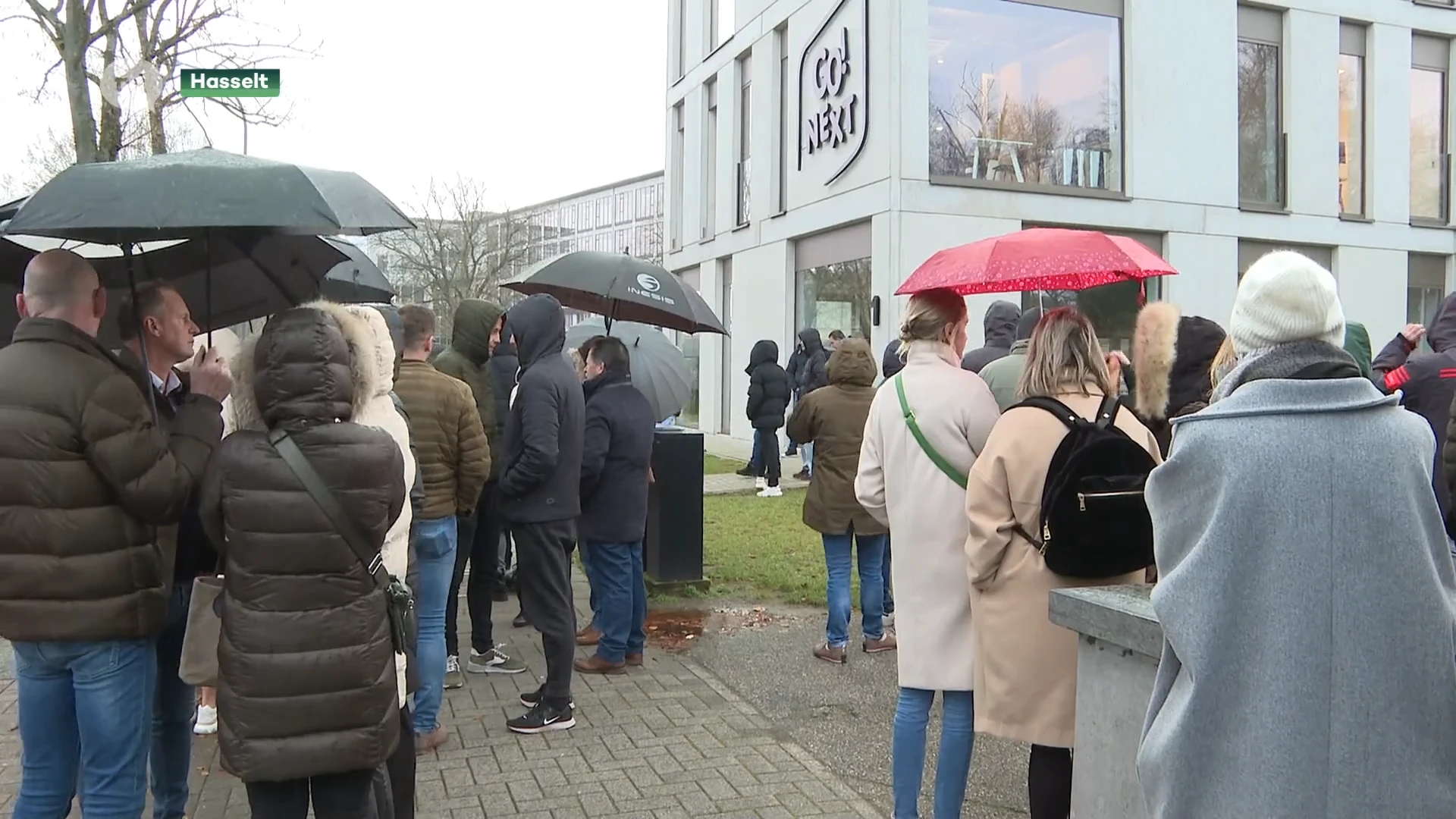 Meer dan 100 actievoerders protesteren tegen mogelijk ontslag van geschorste leerkrachten Sportschool Hasselt