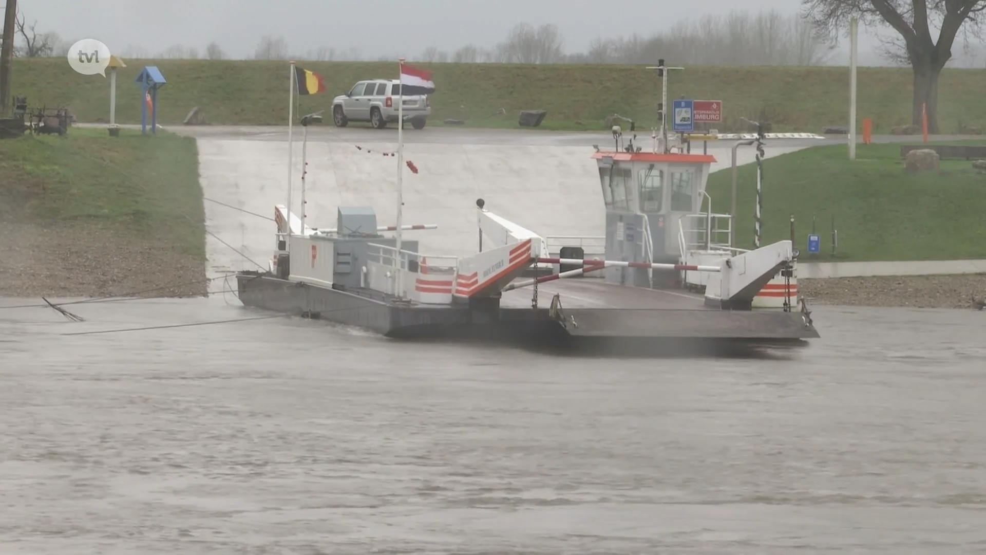 Poging om boom weg te halen onder veerpont Meeswijk mislukt