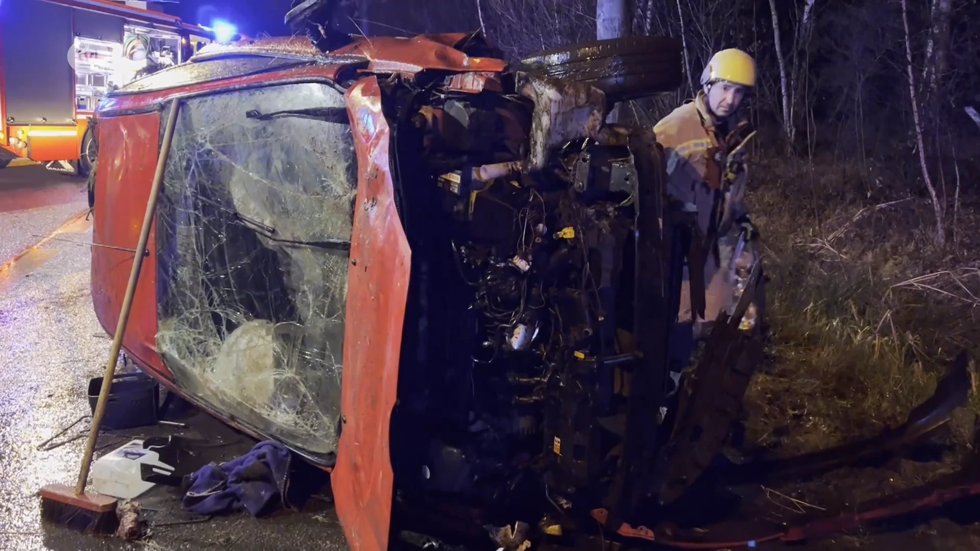 Auto wordt na crash in gracht terug op de weg gekatapulteerd