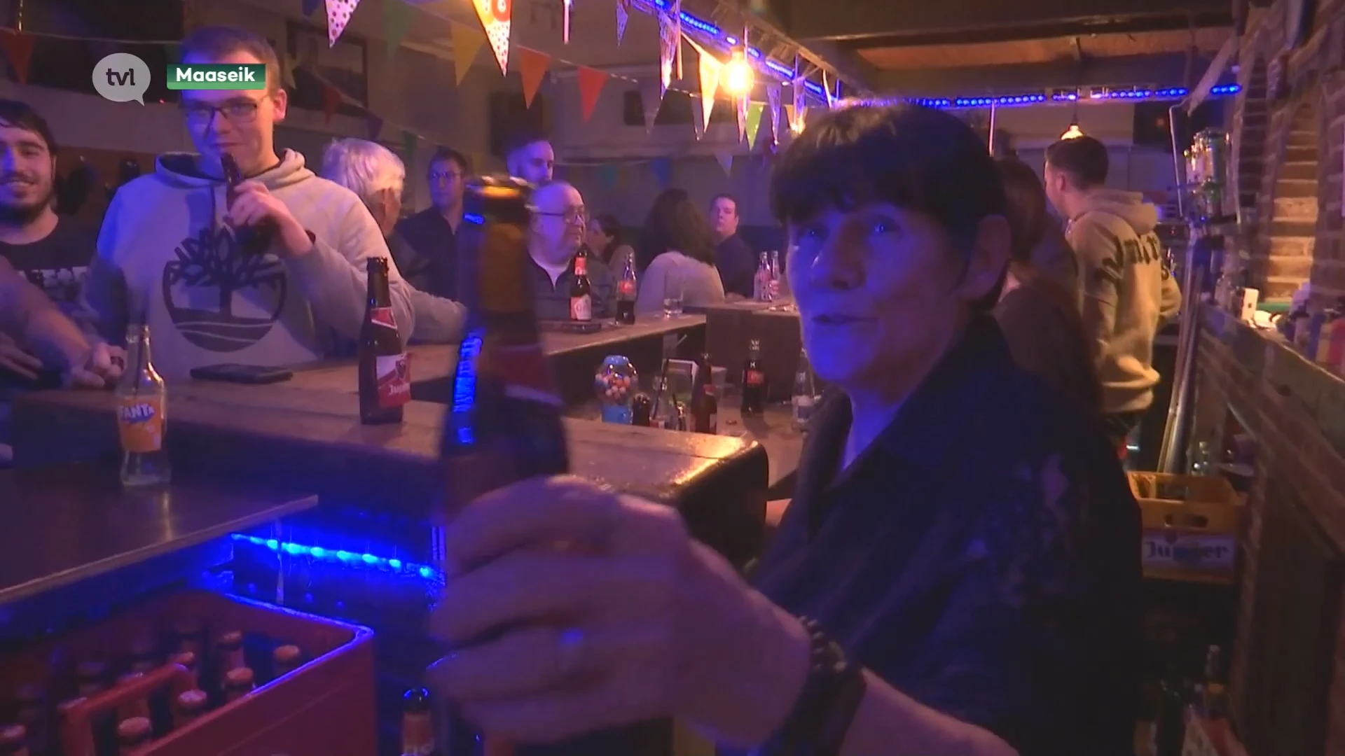 Tachtigjarige cafébazin Mia baat al 49 jaar café uit