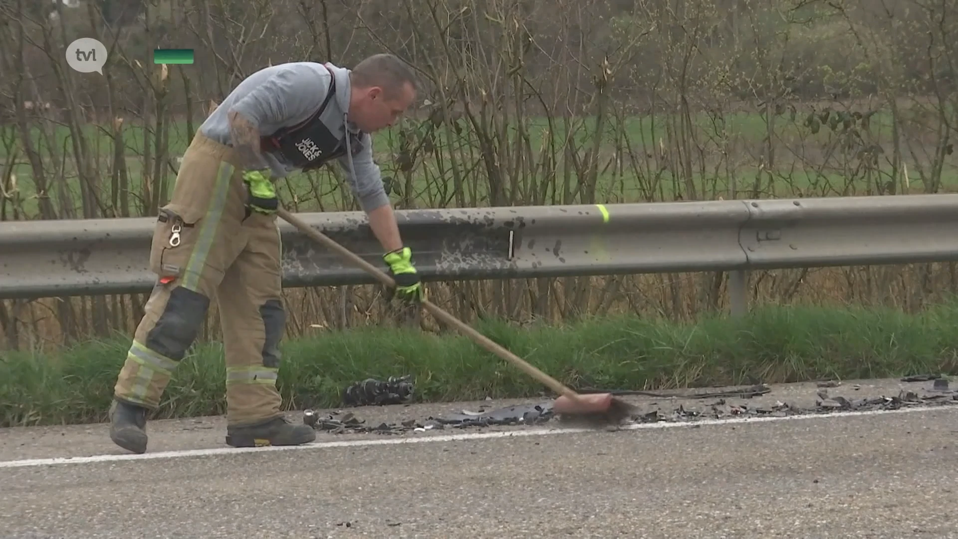Bestuurder zwaargewond na knal tegen boom in Genk
