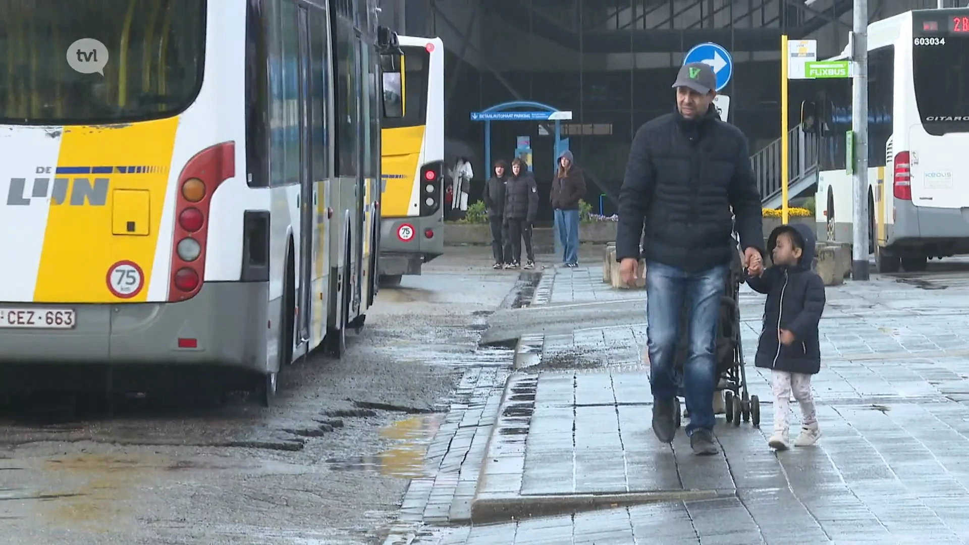 Gevaarlijke putten en kraters: waarom ligt de stationsomgeving van Hasselt er zo krakkemikkig bij?