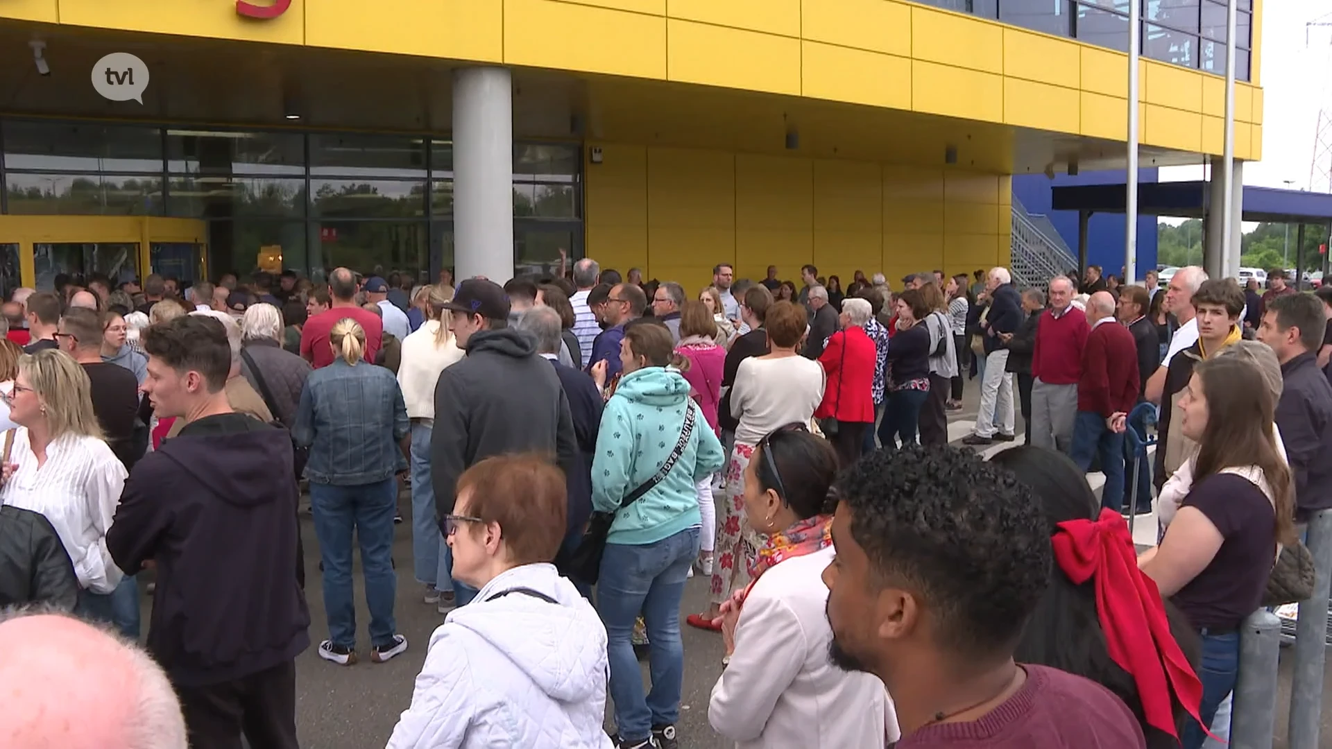 Over de koppen lopen in Ikea Hasselt
