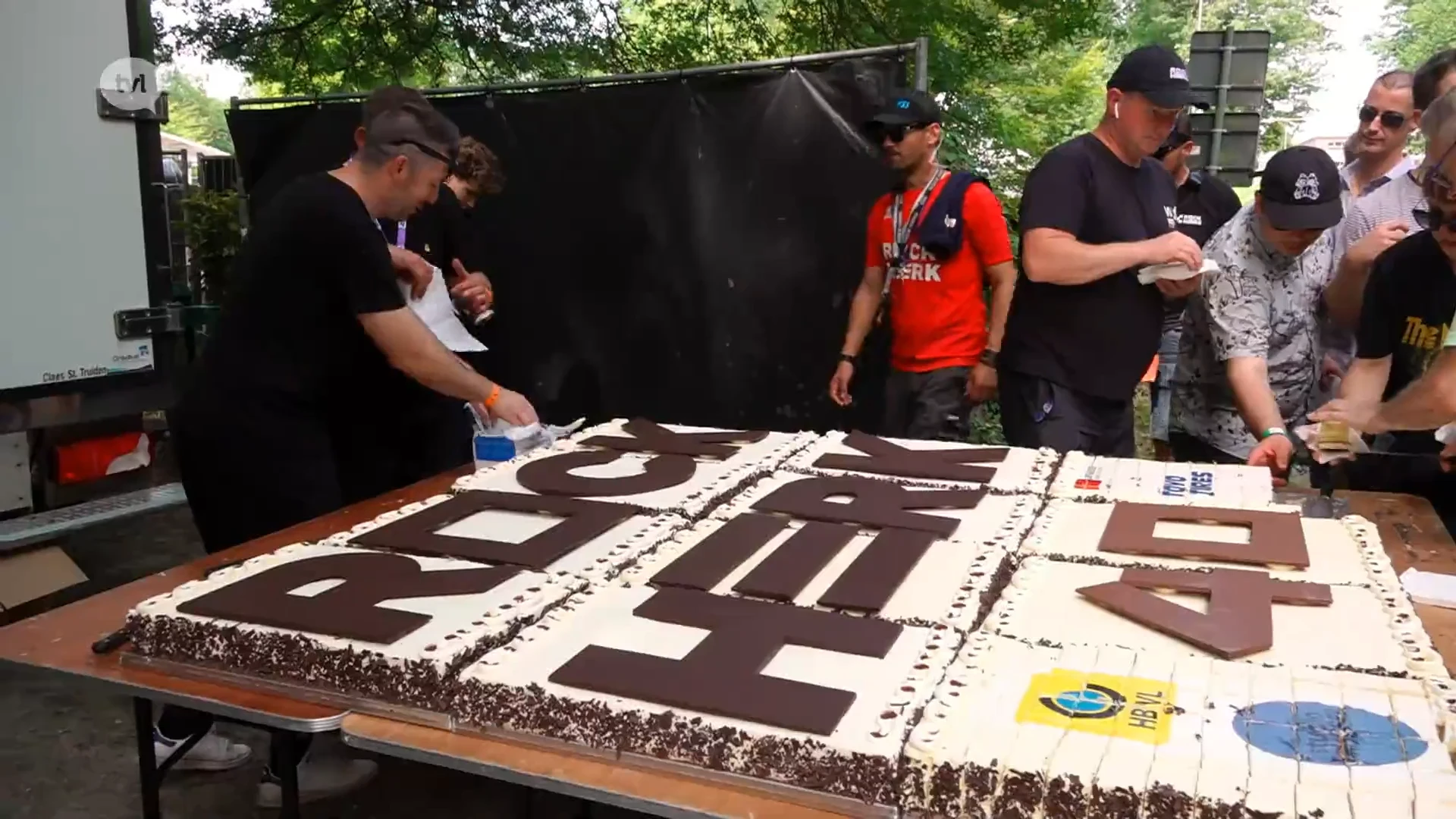 Rock Herk trakteert met verjaardagstaart