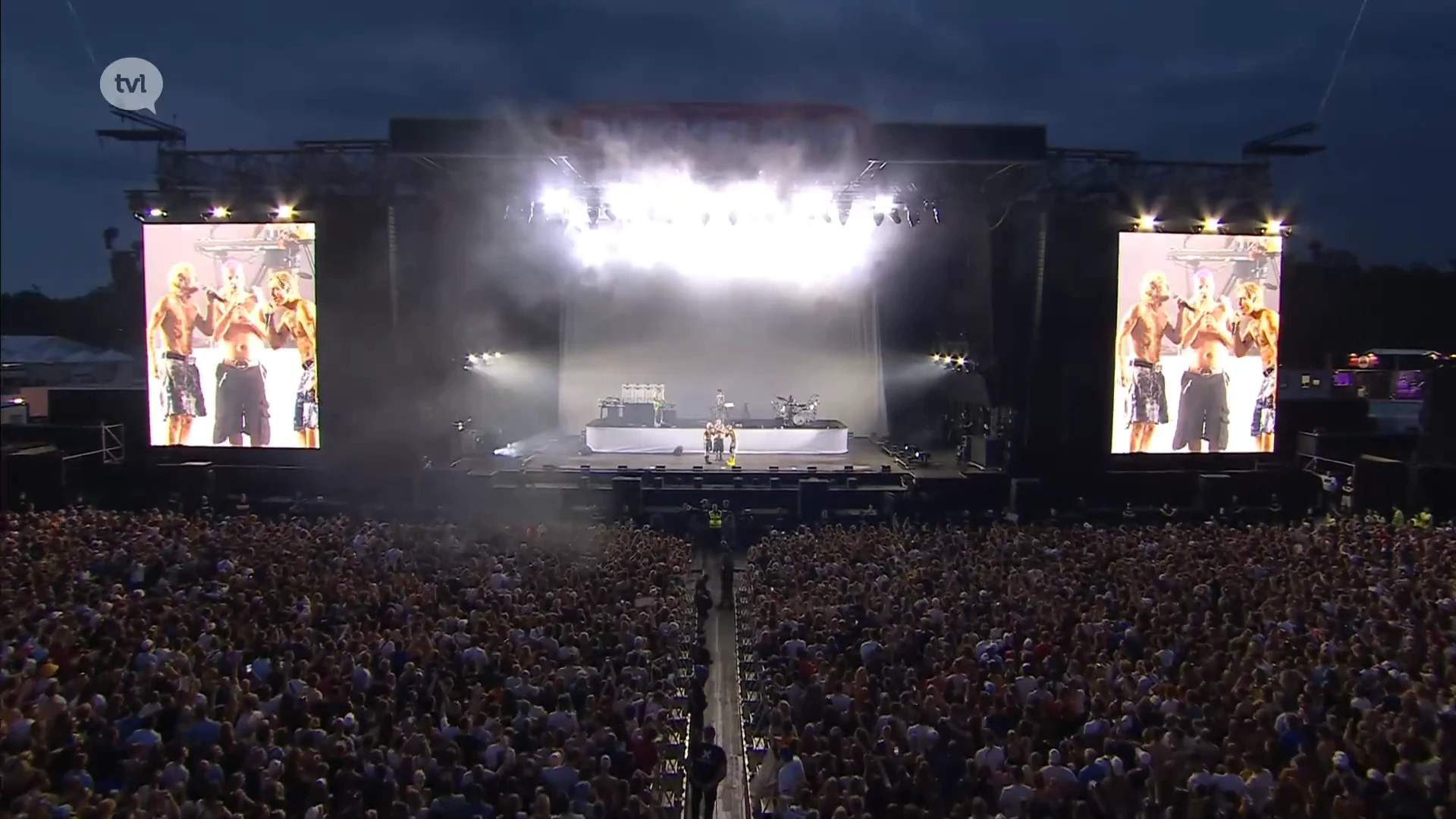 Festivalgangers zingen met alle nummers luidkeels mee met Goldband