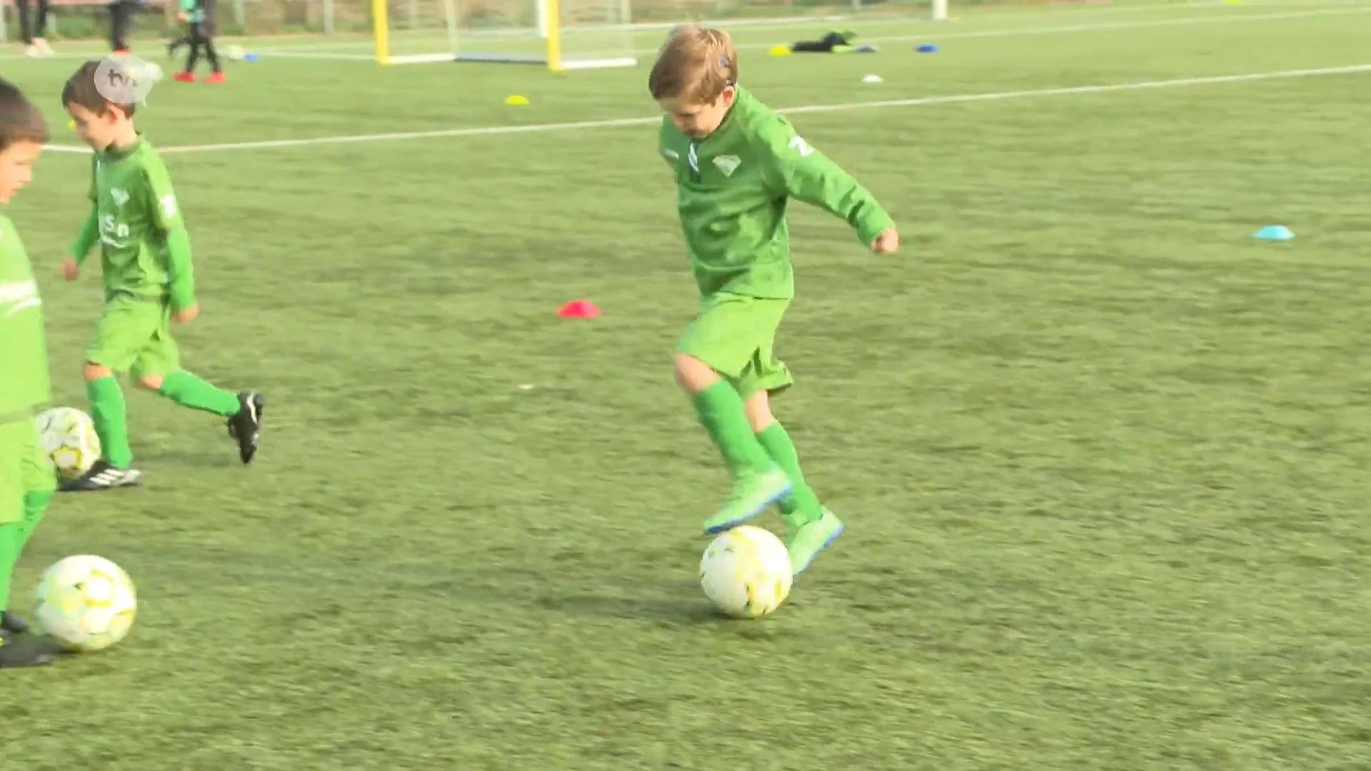 6-jarige Kamiel Jans uit Bilzen bewijst dat je perfect kan voetballen met hoortoestel