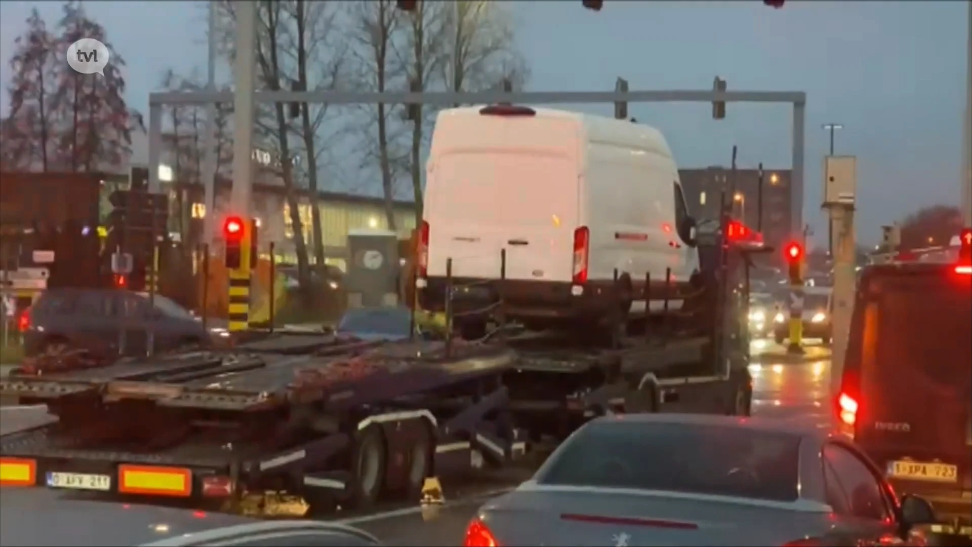 Verkeershinder op Hasseltse Grote Ring door brandende vrachtwagen