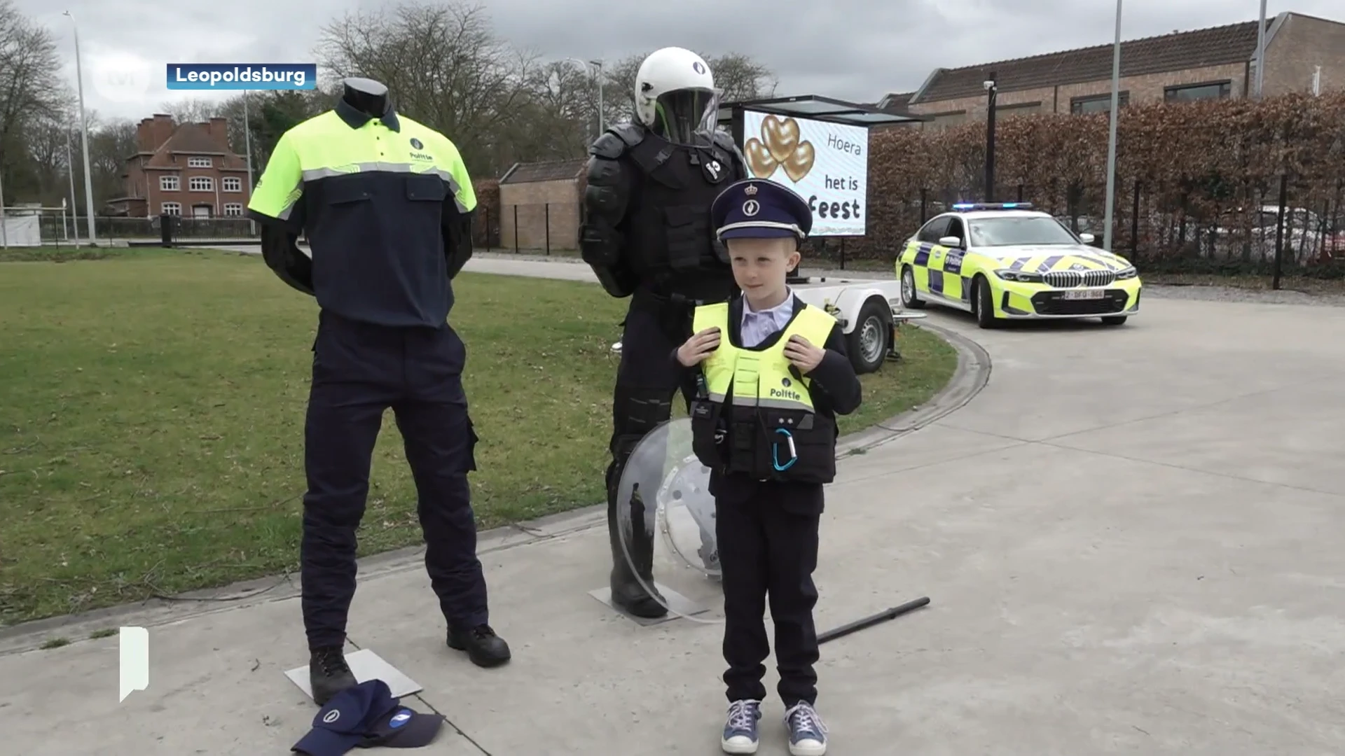 Communicanten genieten van fotoshoot bij brandweer en politie