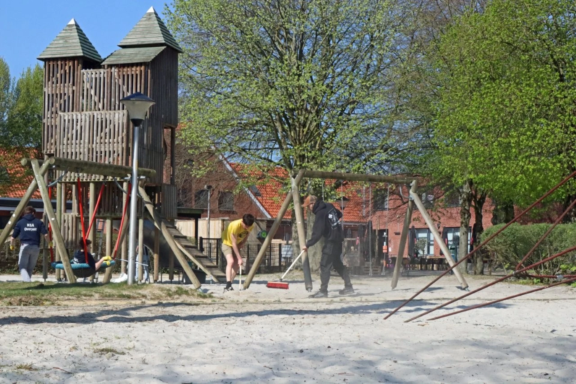 Jeugdbewegingen helpen speeltuin met lenteschoonmaak