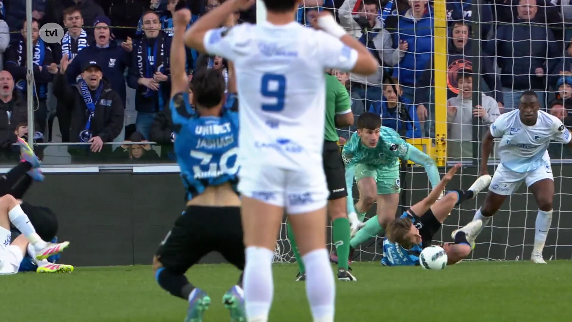 Voorsprong Racing Genk slinkt tot één punt na late penalty goal van Club Brugge