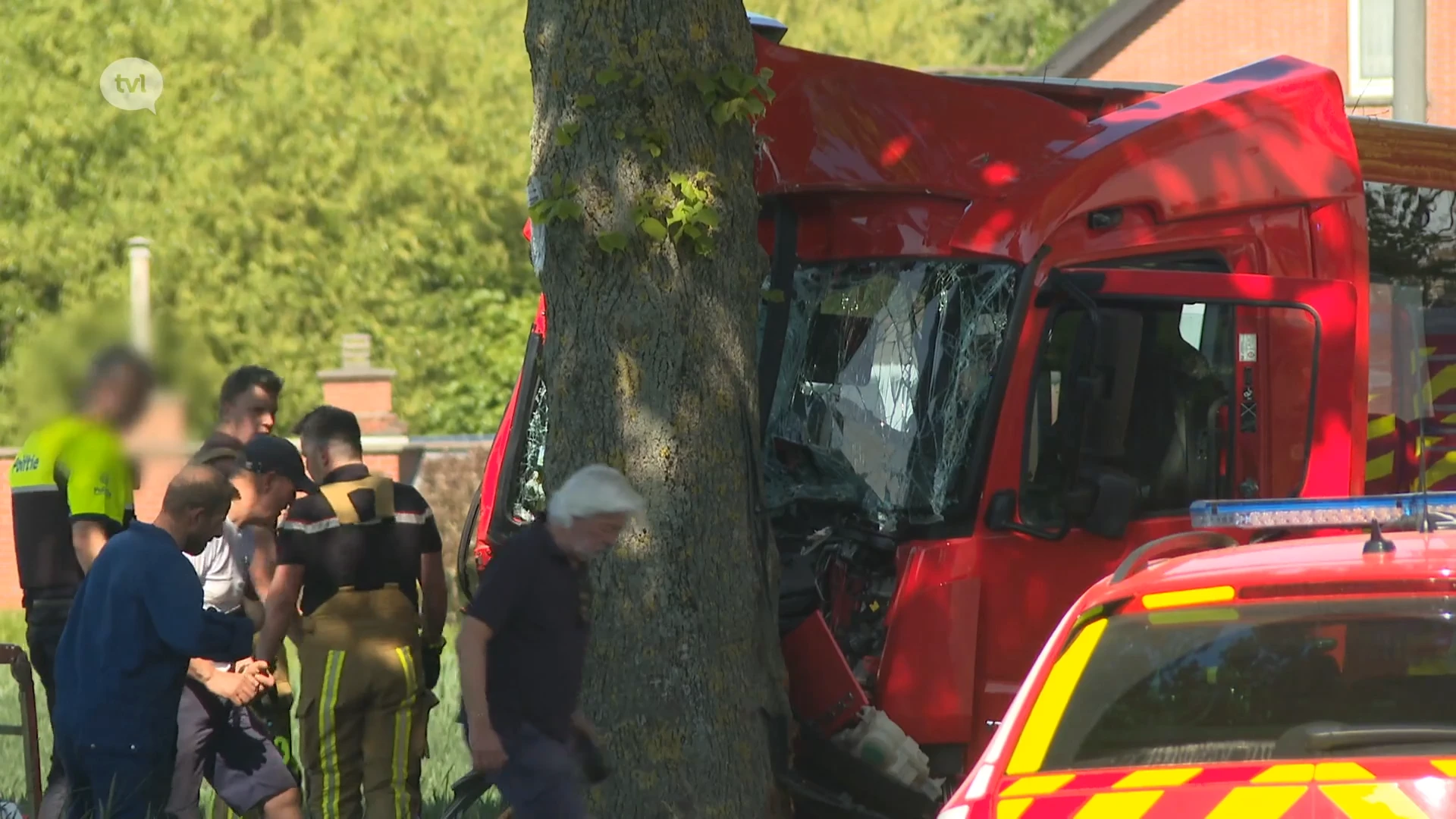 Schoolbus botst tegen boom in Riemst: 15-jarige in levensgevaar overgebracht naar het ziekenhuis