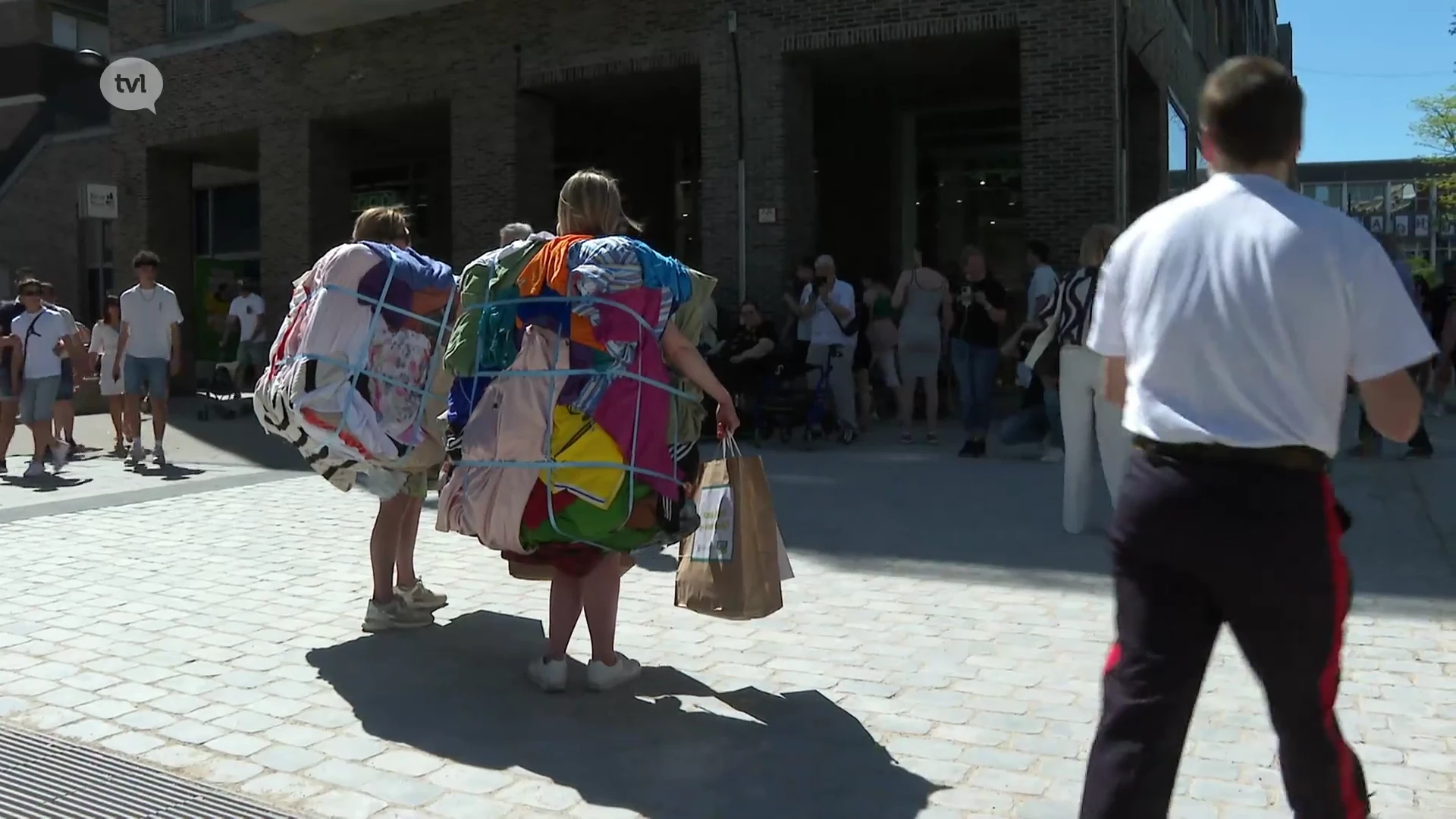 Limburg.net start campagne Afvalvrij Mei: "We gooien te veel kleding weg"