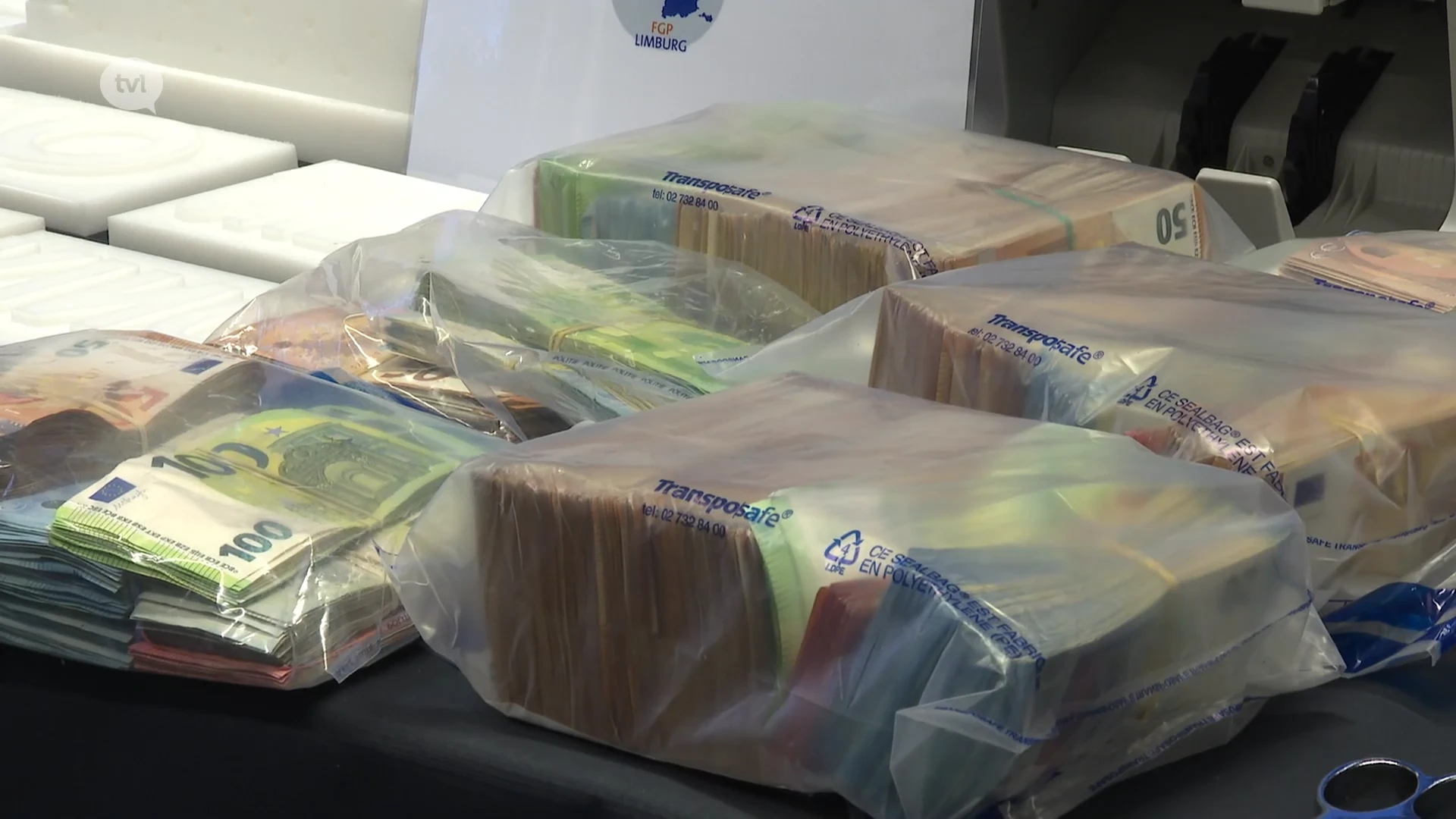 Twee aanhoudingen na grootschalige politieactie: wapens, drugslab en illegale sigaretten ontdekt