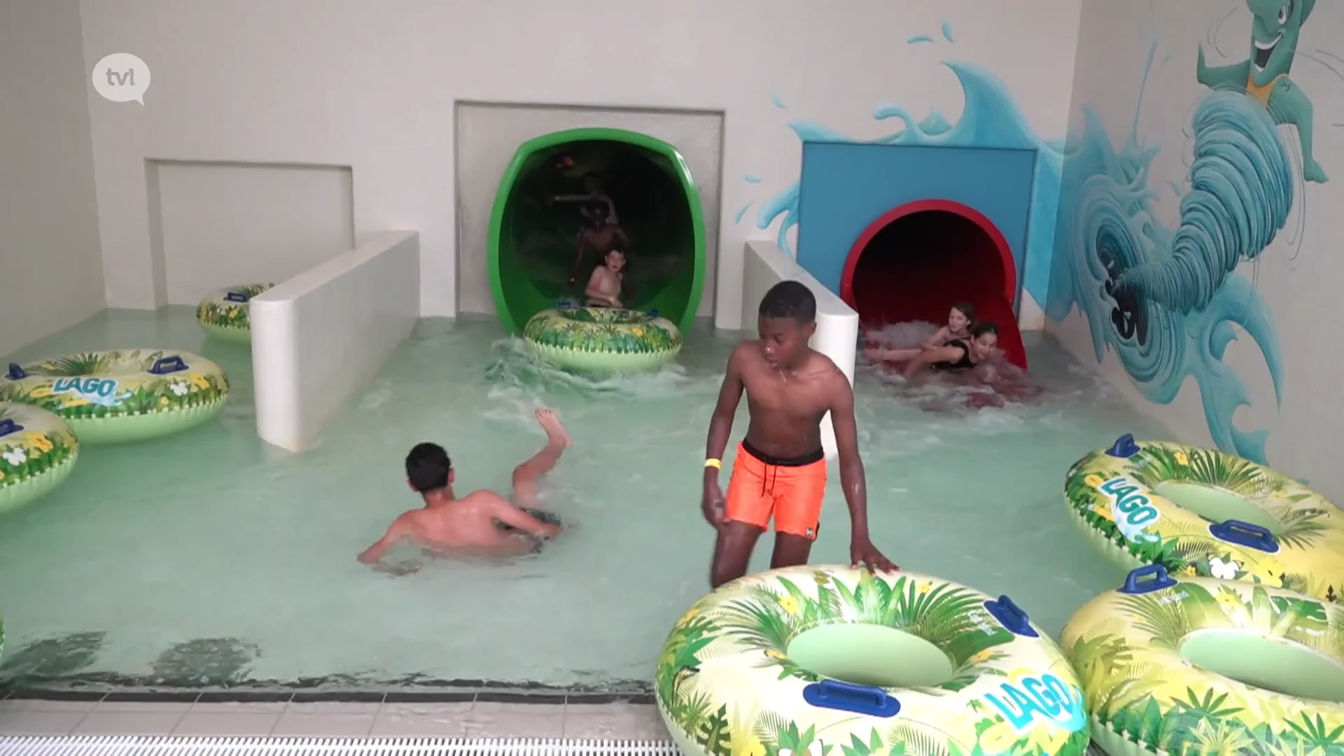 Kinderen in Pelt zoeken verfrissing op tijdens Run, Swim & Fun-wedstrijd