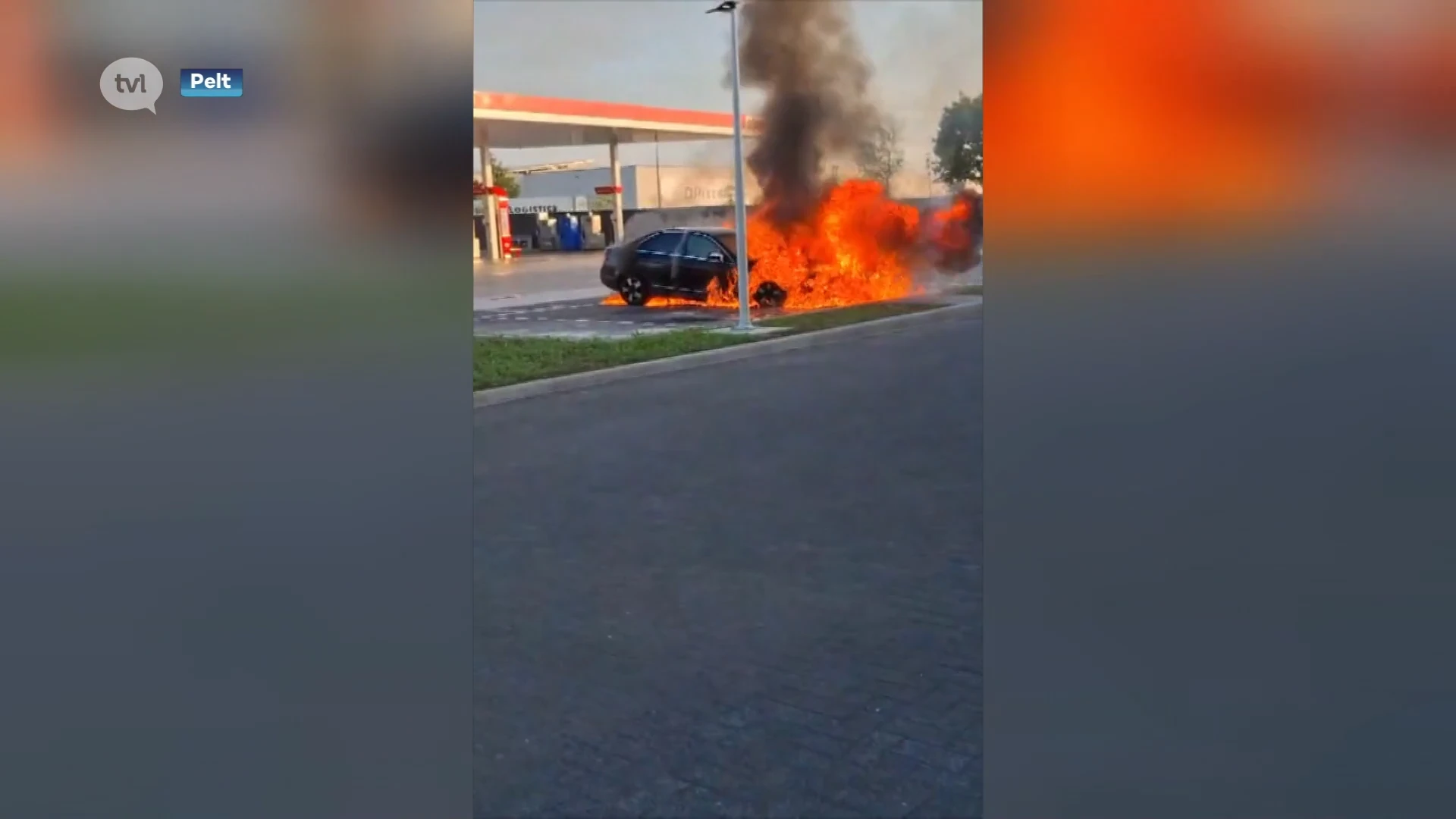 Auto brandt volledig uit in Pelt