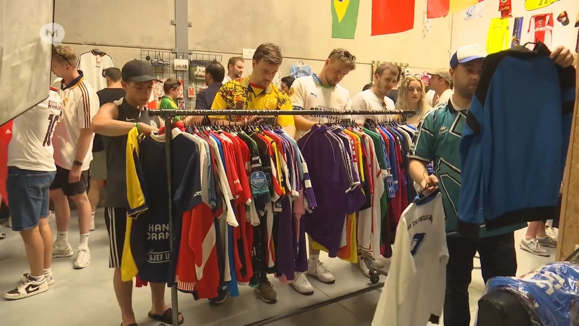 Retro voetbalshirts verkopen als zoete broodjes in Diepenbeek