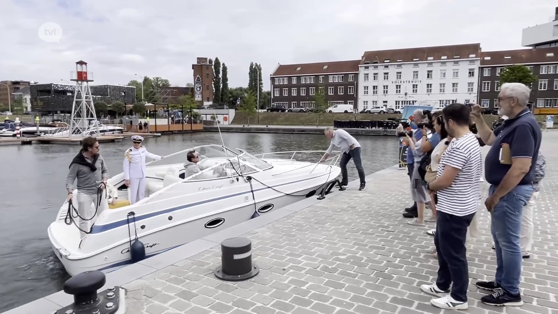 Waarom vaart Bart Kaëll verkleed als zeekapitein Hasselt binnen?
