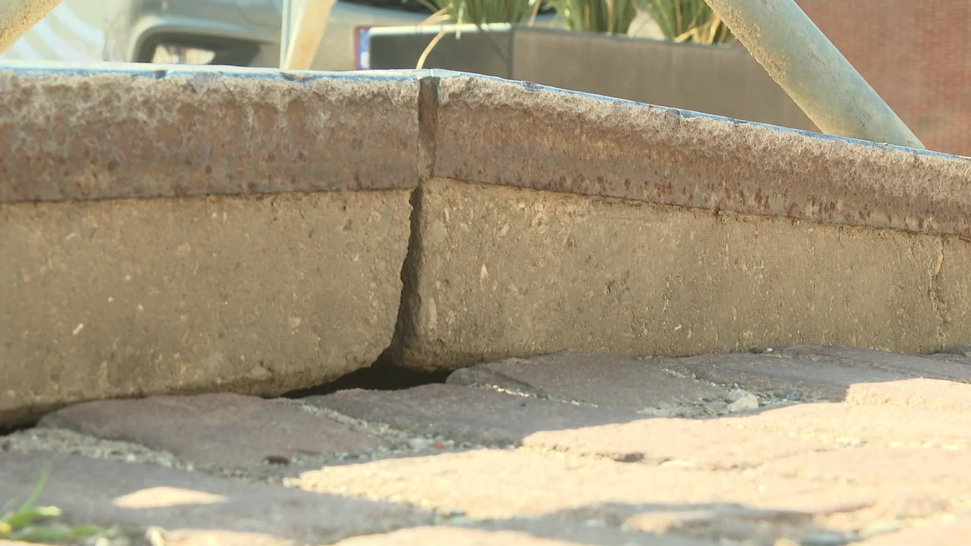 Temperatuur schurkt tegen 38 graden aan: wegdek komt op verschillende plaatsen omhoog