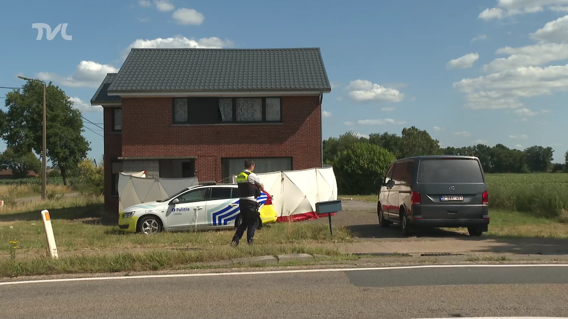 Man overgiet vrouw met benzine en steekt haar in brand voor ogen van zijn kinderen