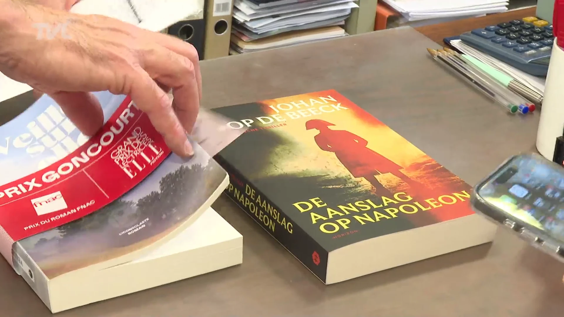 Traditie van boeken lezen op vakantie houdt stand: "Mensen nemen graag een stapeltje mee"