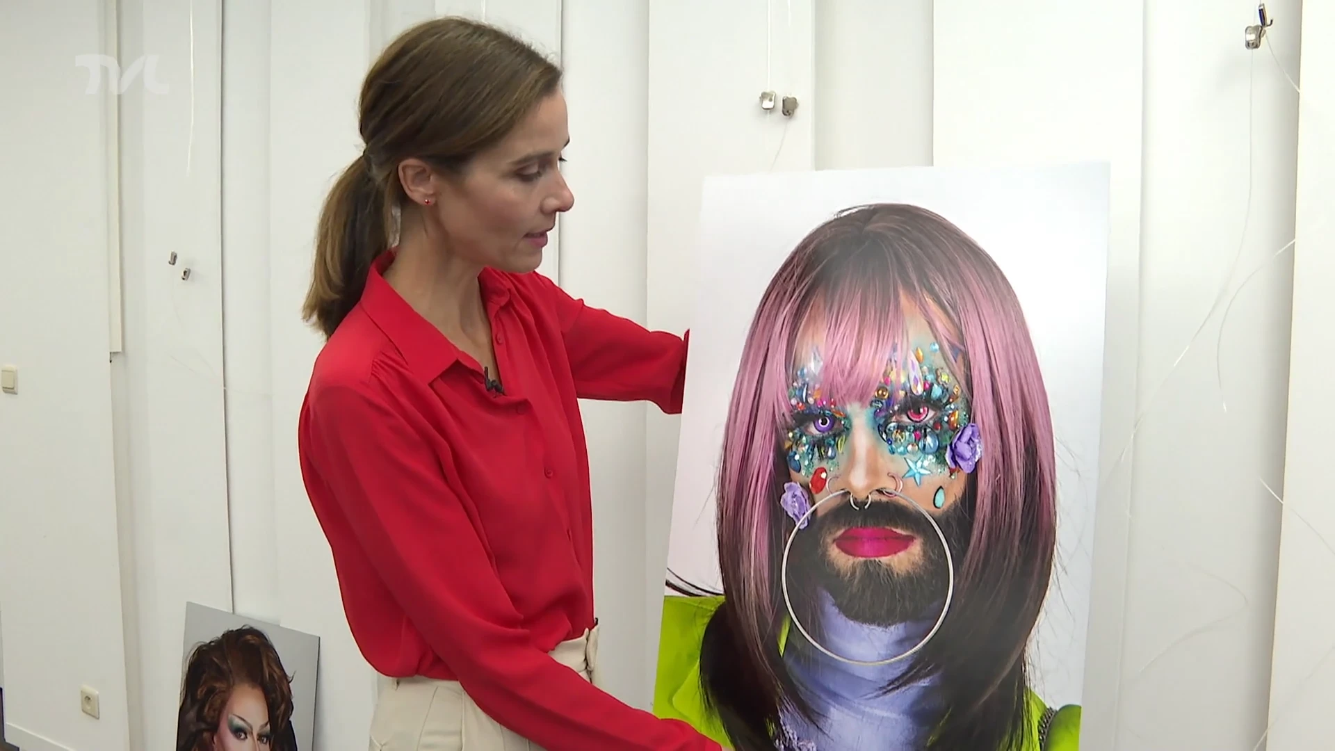 Zondag Pride in Hasselt, vandaag al prachtige foto's van drag queens in bibliotheek