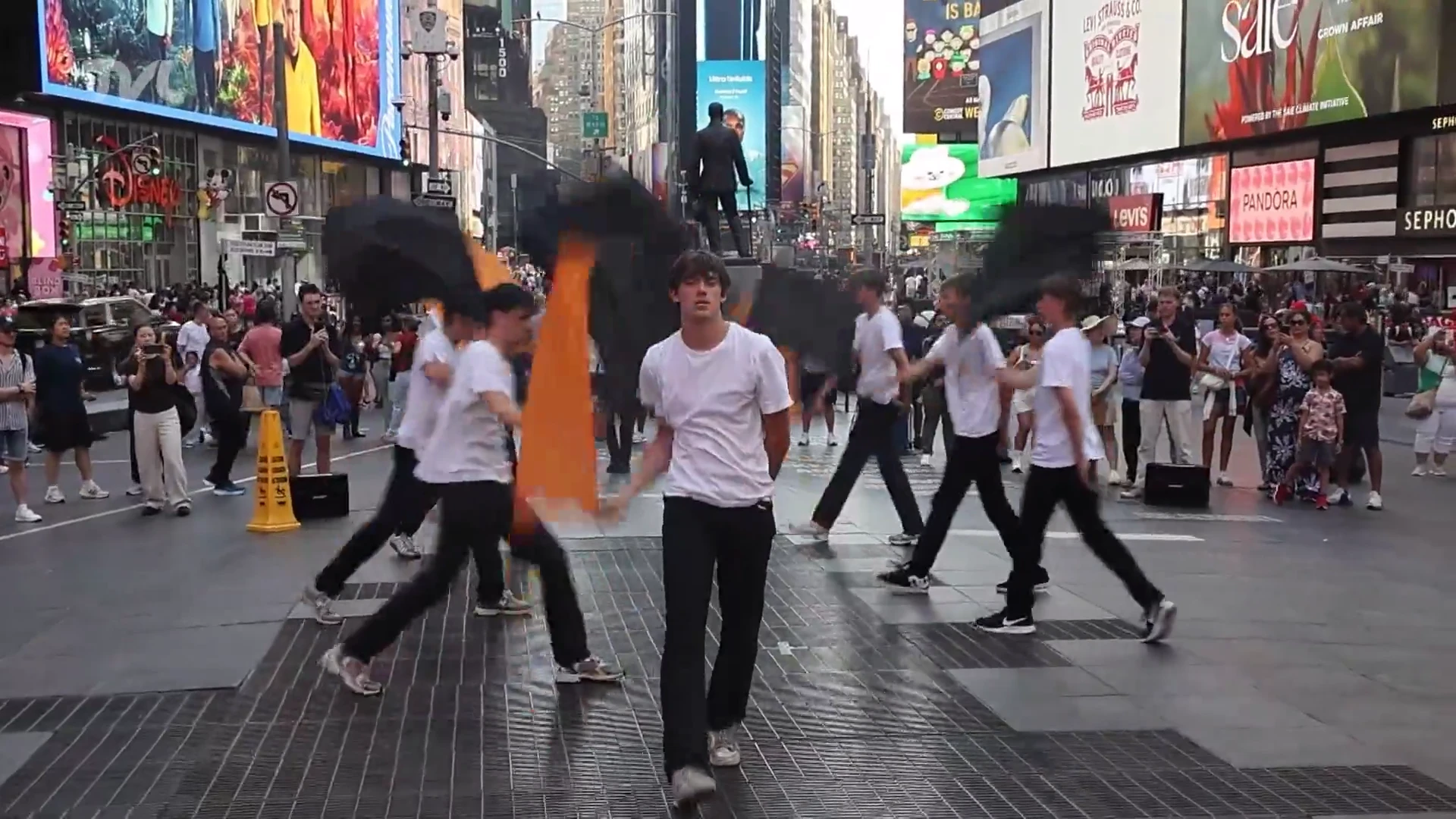 Genkse vlaggendansgroep treedt op aan Times Square