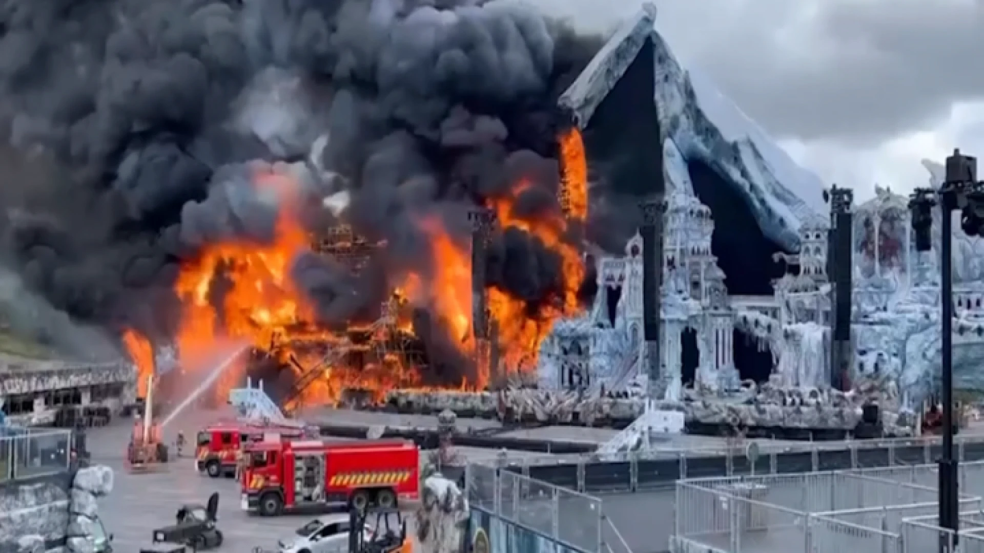 Hoofdpodium Tomorrowland totaal verwoest door hevige brand: festival gaat door
