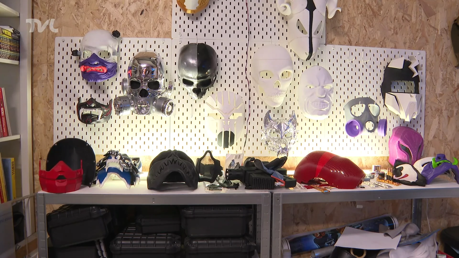 Hoeselaar maakt maskers voor deejays