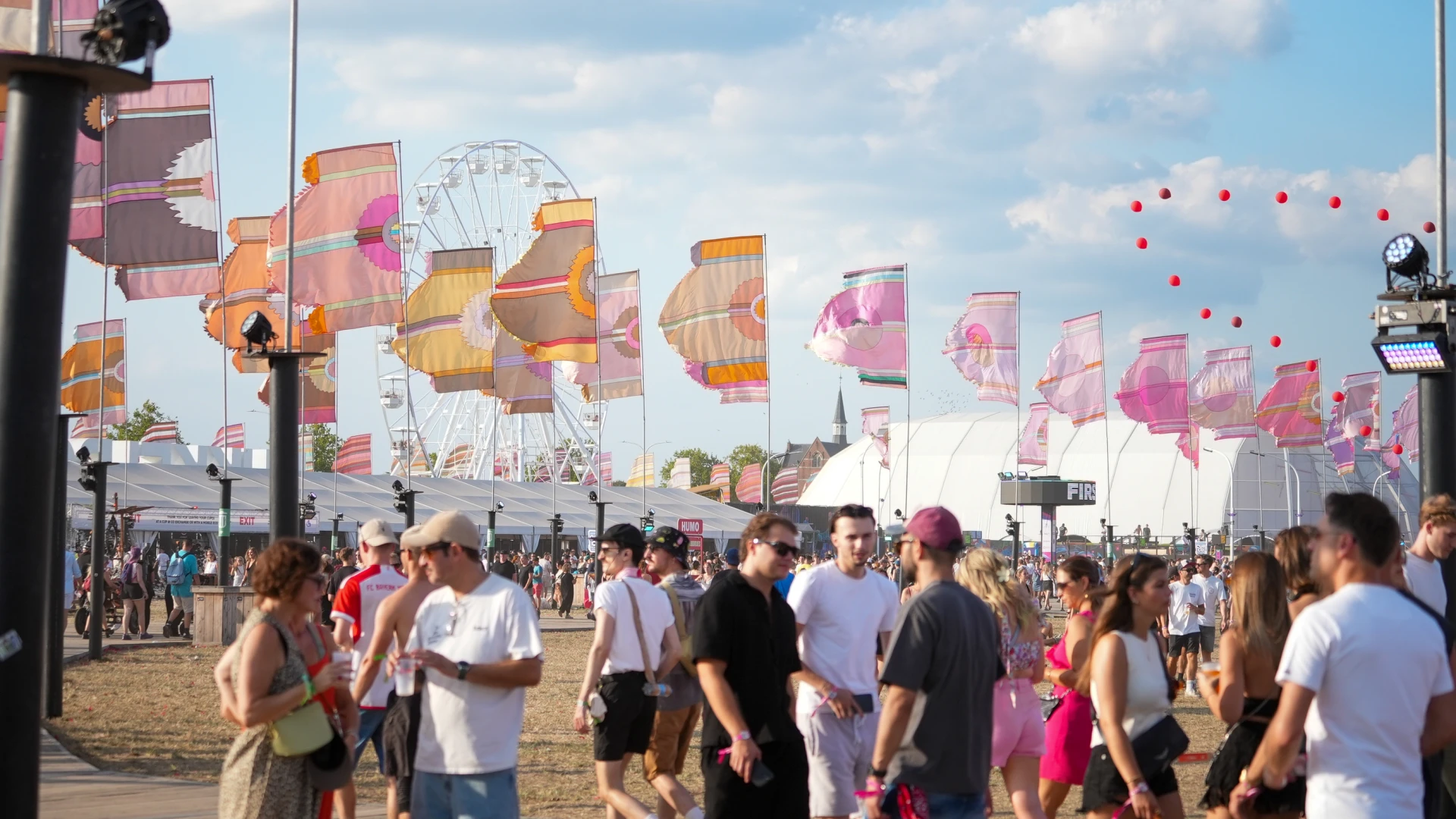 Testaankoop dient klacht in tegen illegale praktijken op zomerfestivals
