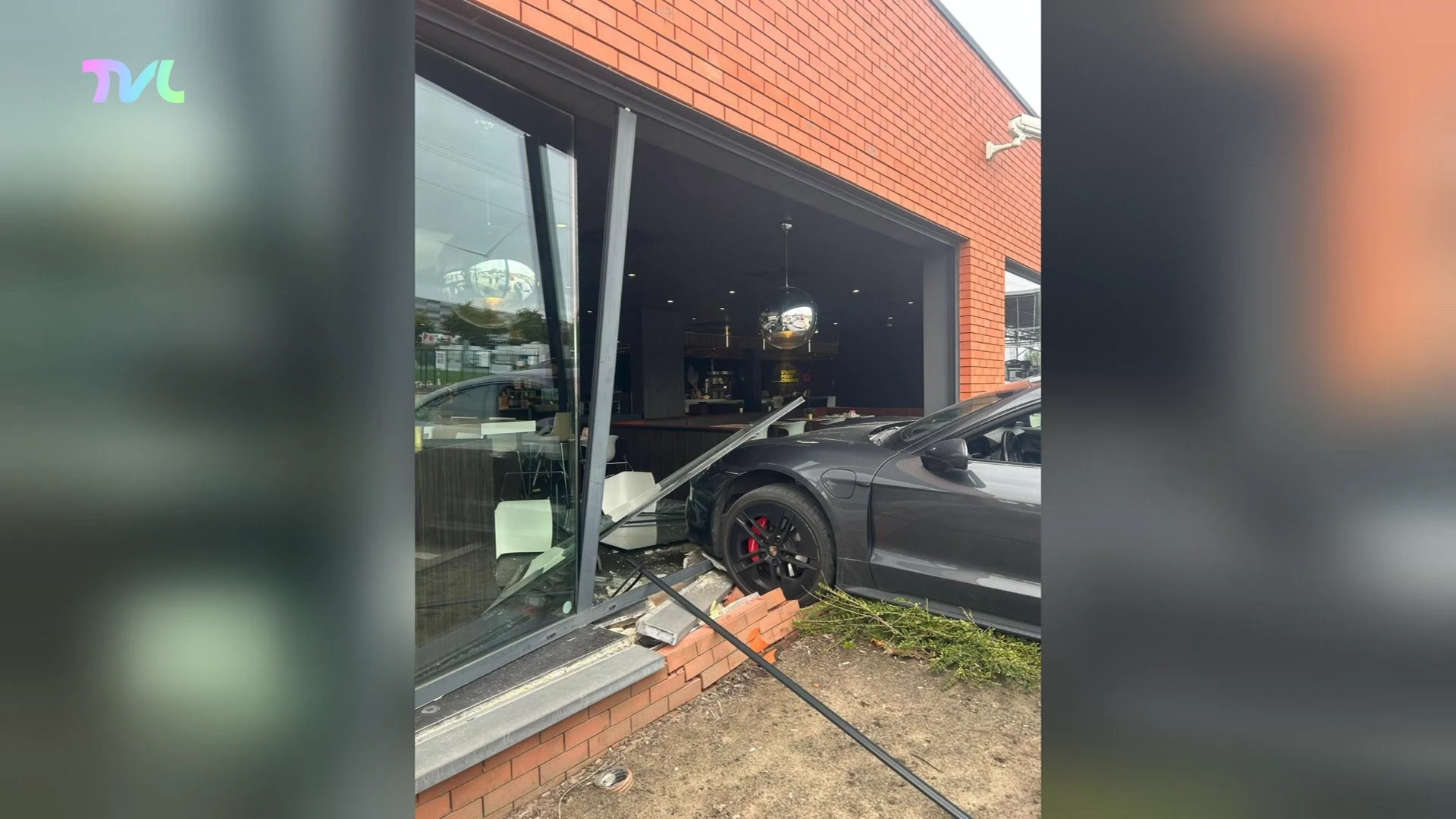 Porsche knalt door gevel Bruno's Foodcorner in Bilzen-Hoeselt