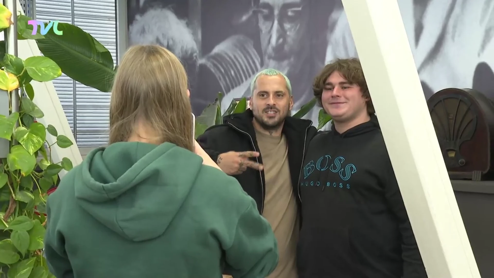 Hoofdafbeelding voor artikel Zwangere Guy geeft signeersessie…