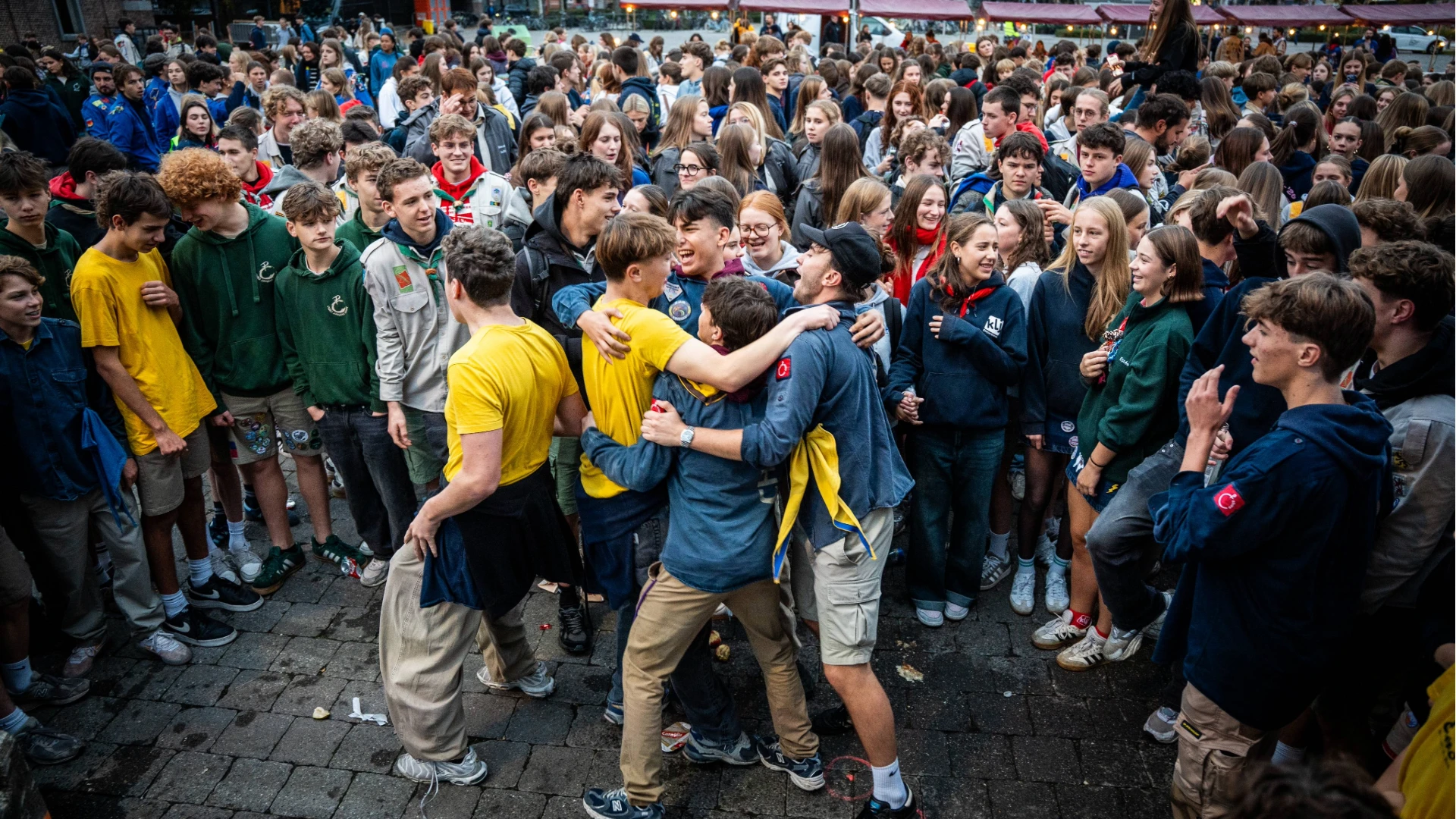 Hoofdafbeelding voor artikel Honderen jongeren vieren 's…