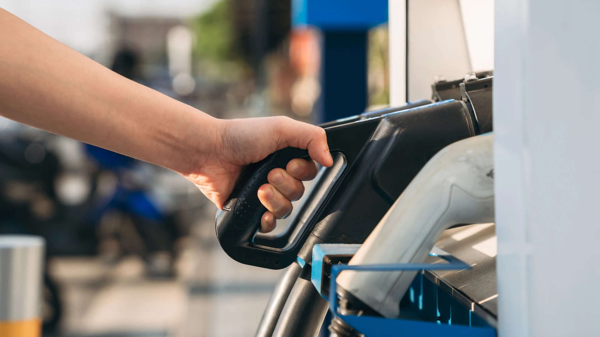 Hoofdafbeelding voor artikel Tanken wordt morgen weer duurder