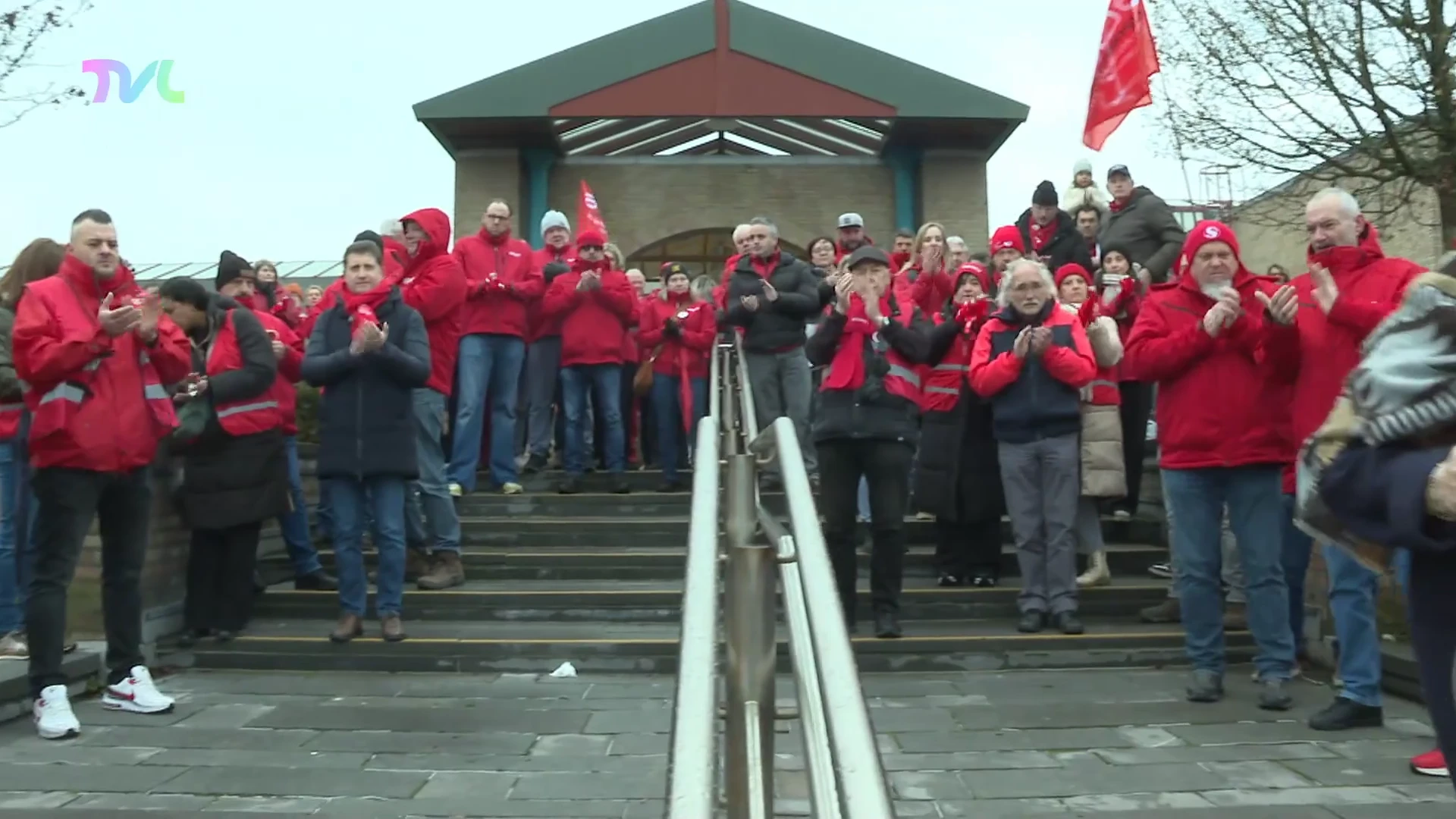 Hoofdafbeelding voor artikel Openbaar vervoer staakt voor…