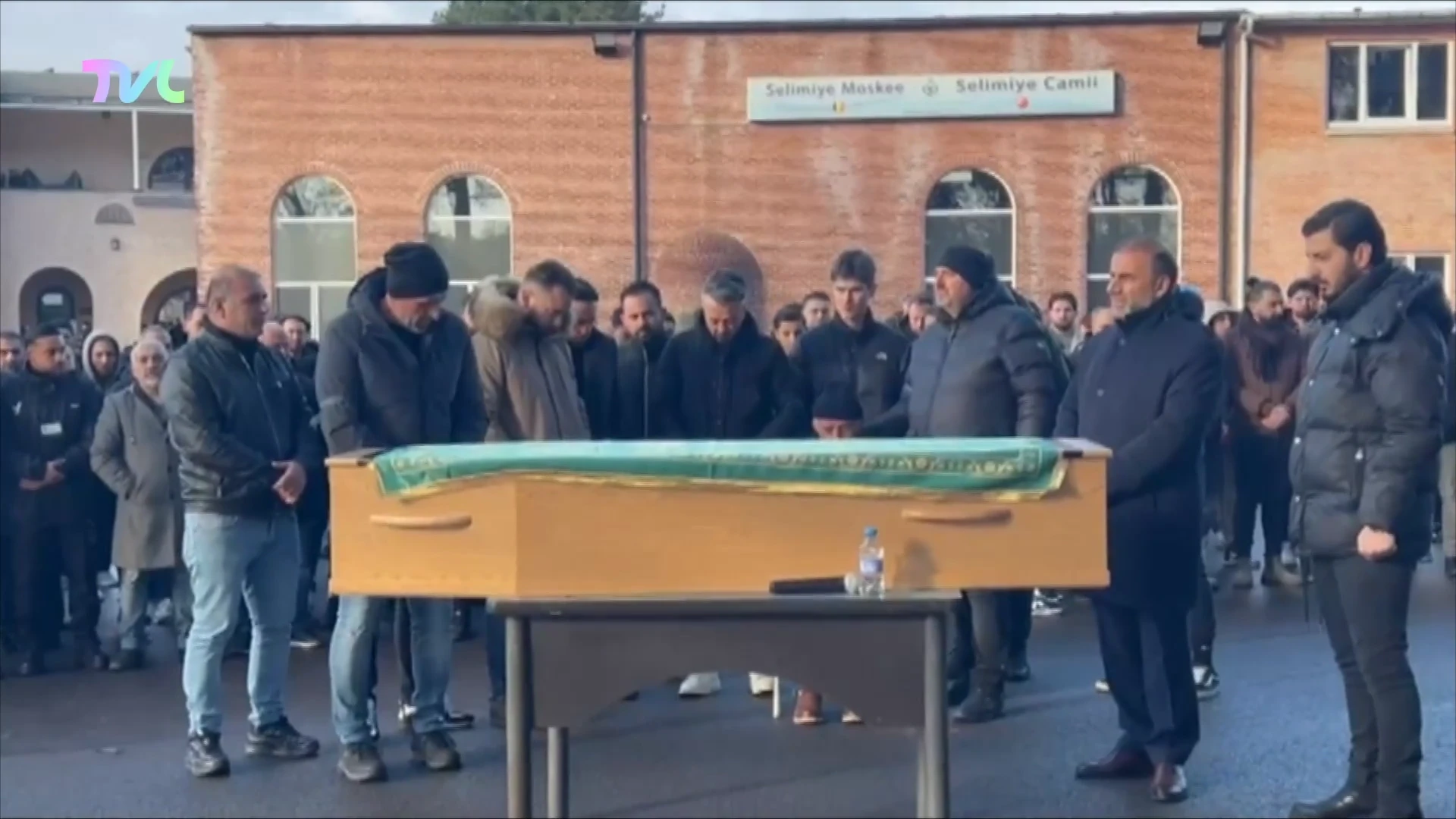 Hoofdafbeelding voor artikel 4.000 mensen nemen afscheid…