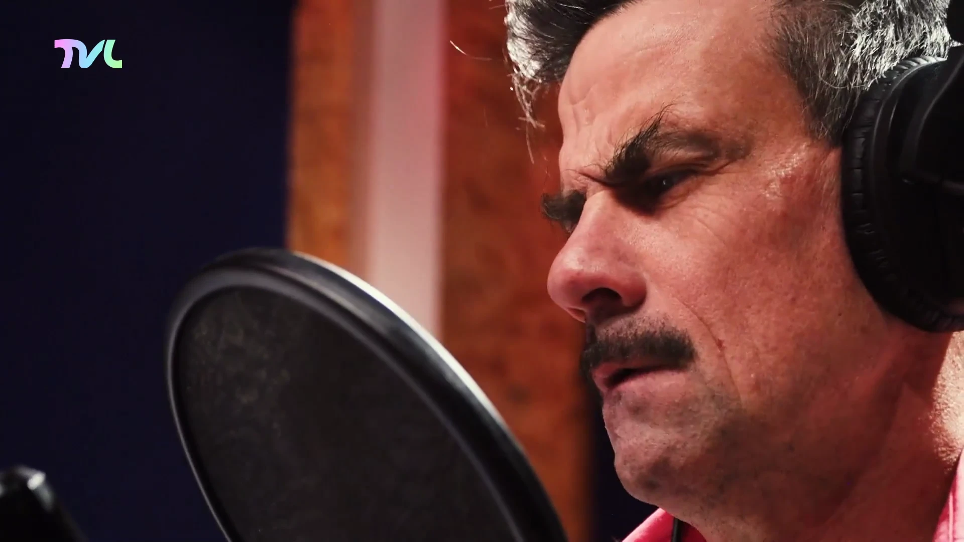 Hoofdafbeelding voor artikel Woordkunstenaar Jee Kast brengt…