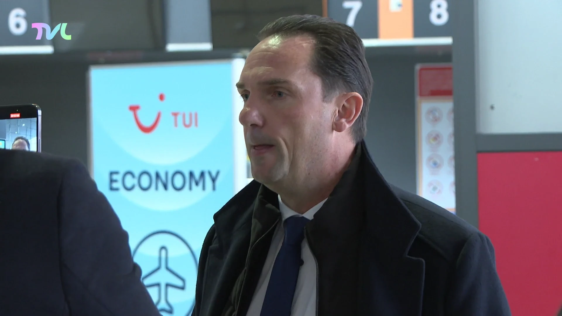 Genks Head of Football Dimitri de Condé scherp op luchthaven: Racing reist aangeslagen naar Midtjylland