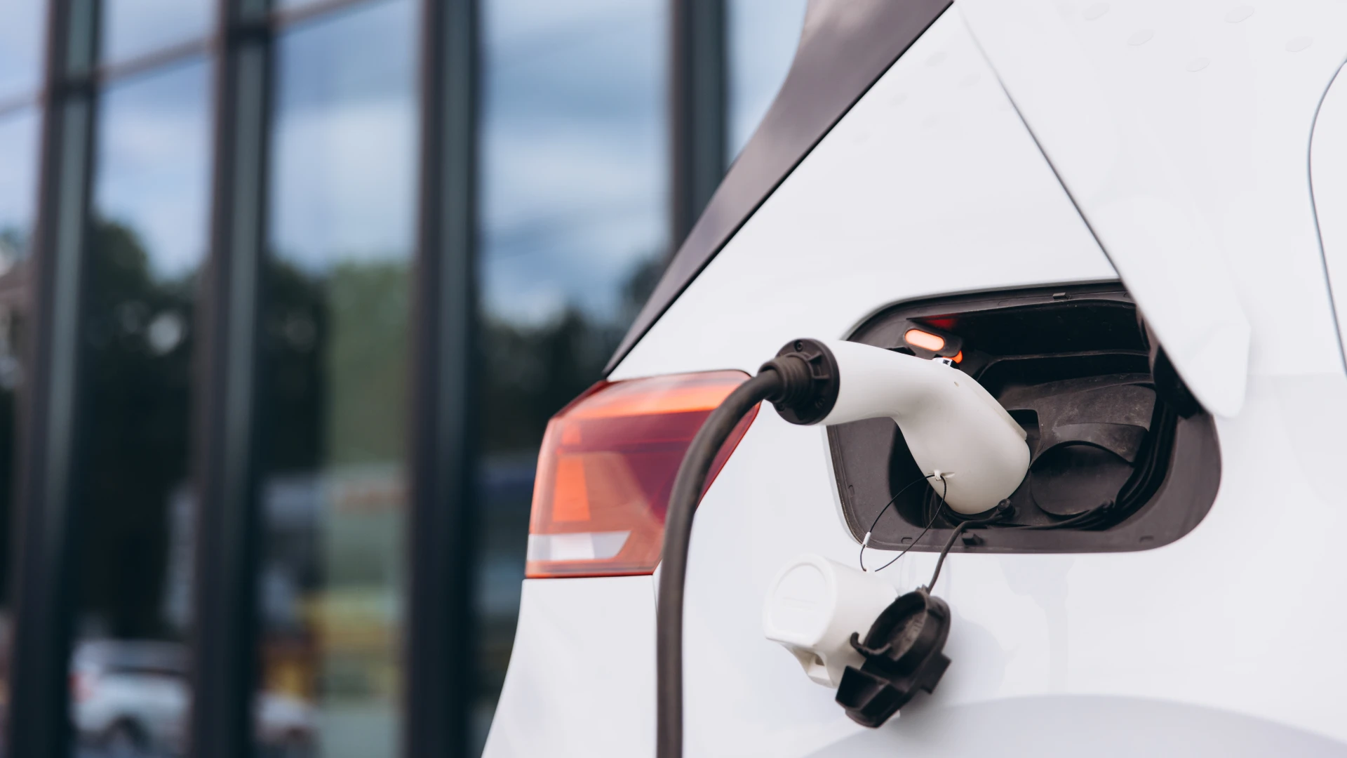 Hoofdafbeelding voor artikel Kleeftarief aan laadpaal is…