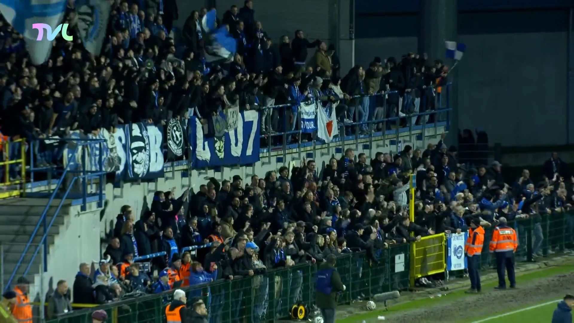 Hoofdafbeelding voor artikel Met hakken over de sloot in…