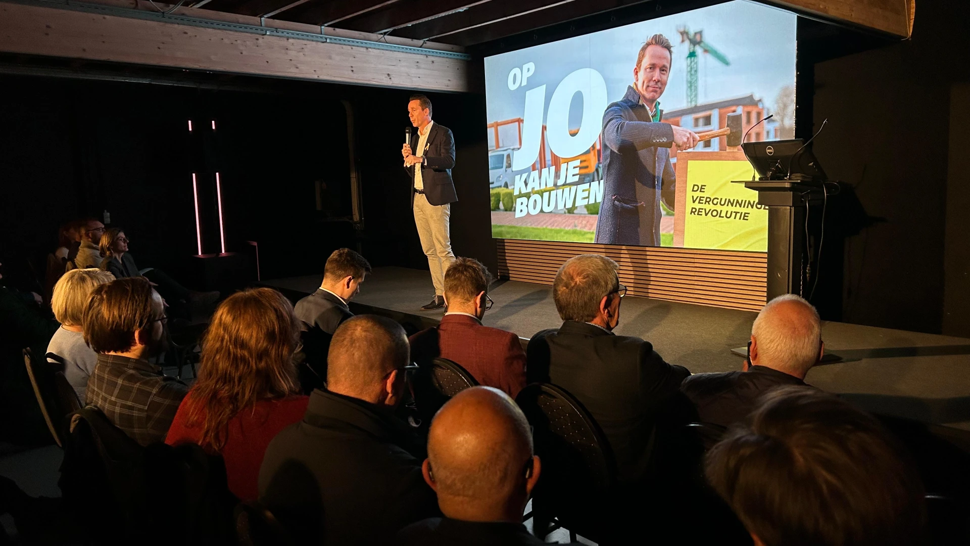 Minister Jo Brouns beantwoordt vragen van ondernemers tijdens aftrap vergunningentour in Beringen