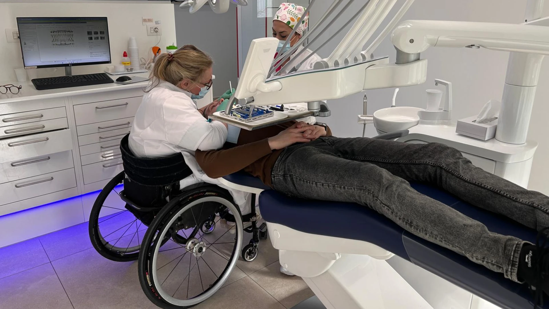 Hoofdafbeelding voor artikel Tandarts Edith Smeets werkt…