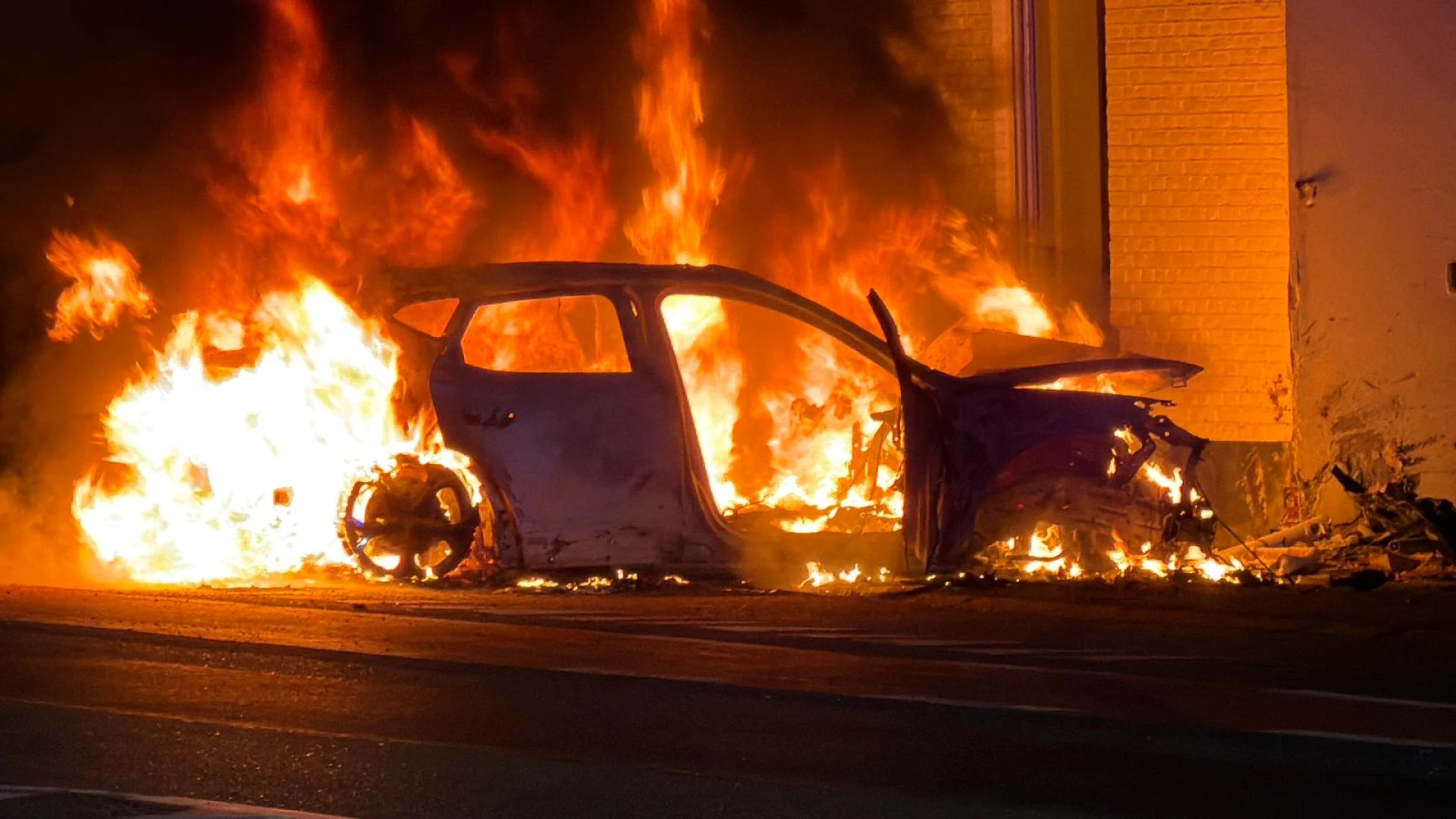 Achtervolging vanuit Maastricht eindigt in Veldwezelt: auto botst tegen woning en vat vuur