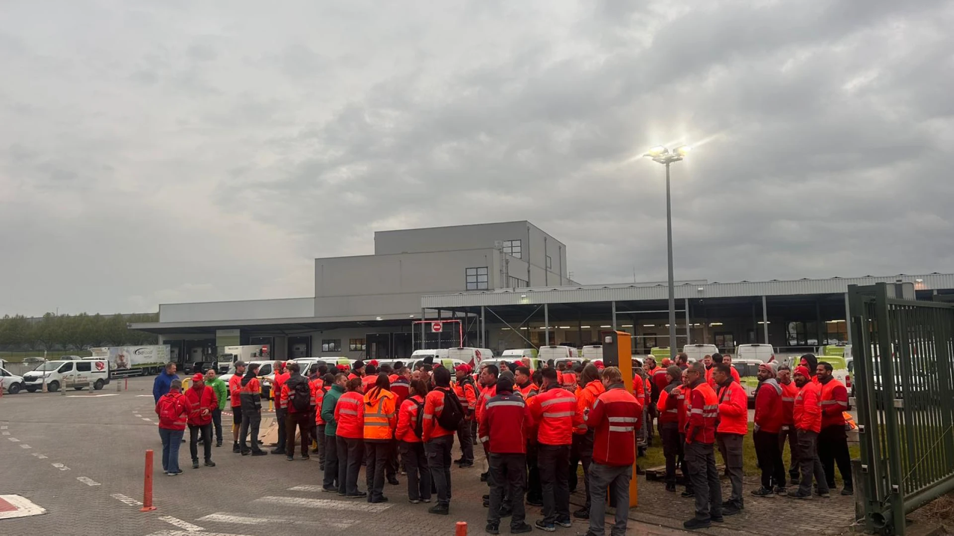 Postbodes leggen werk neer in Hasselt: protest tegen nieuwe werkuren
