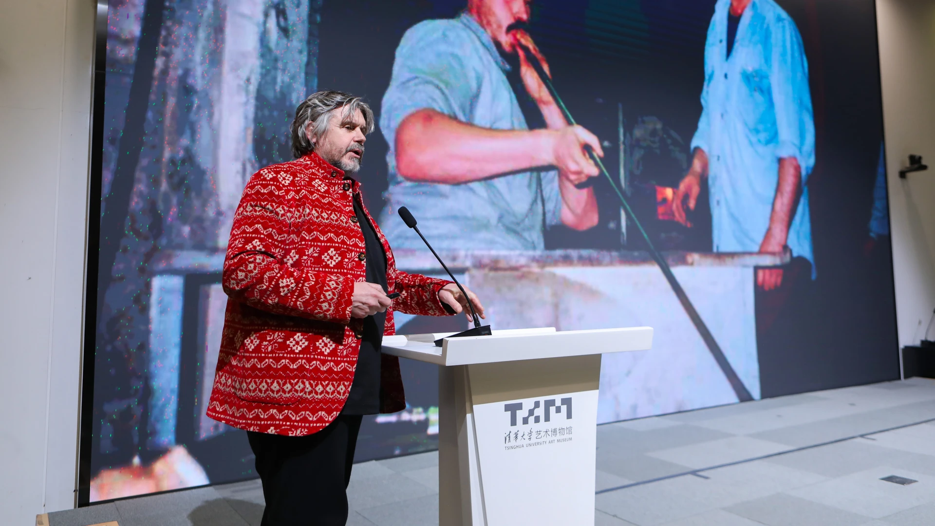 Hoofdafbeelding voor artikel Koen Vanmechelen opent internationale…